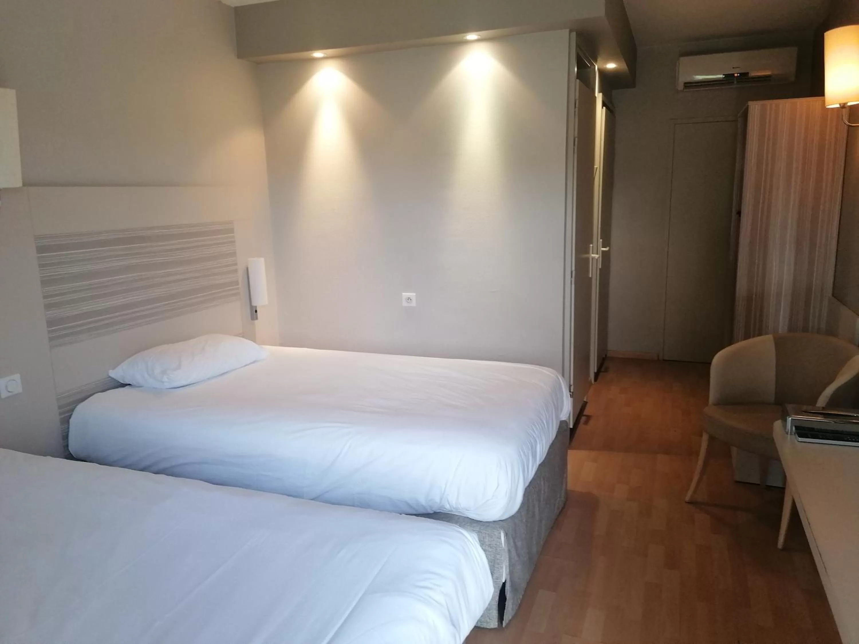 Bed in Kyriad Toulouse Sud - Roques