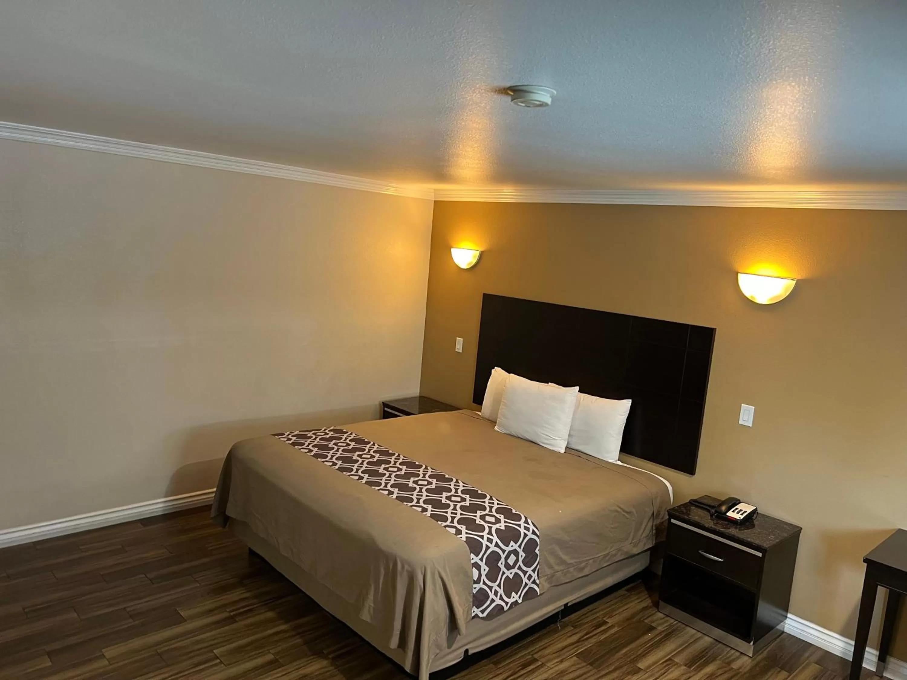 Bedroom, Bed in Walnut Inn & Suites West Covina