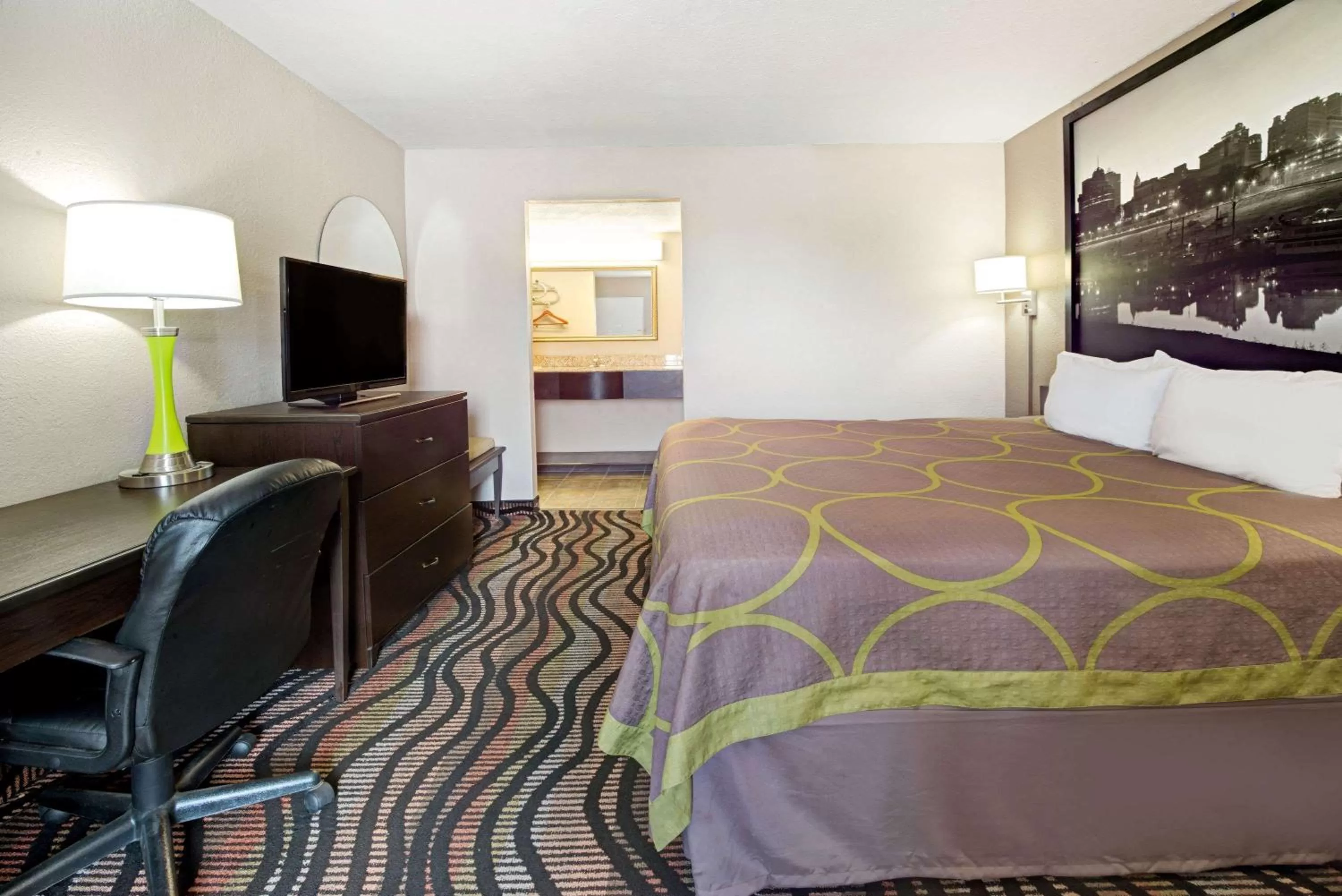 On site, Bed in Super 8 by Wyndham Lakeland