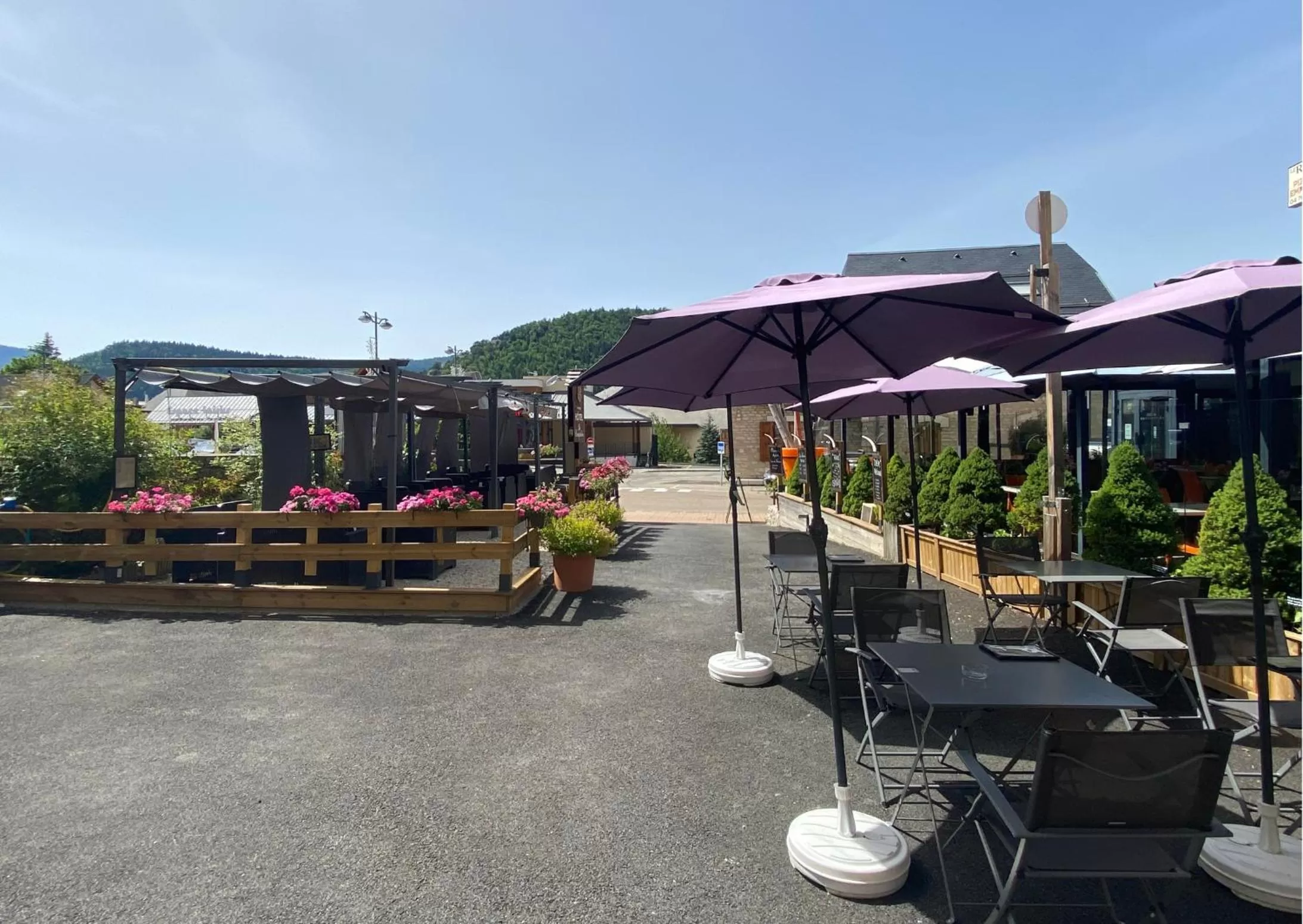 Property building in Hôtel Le Dauphin