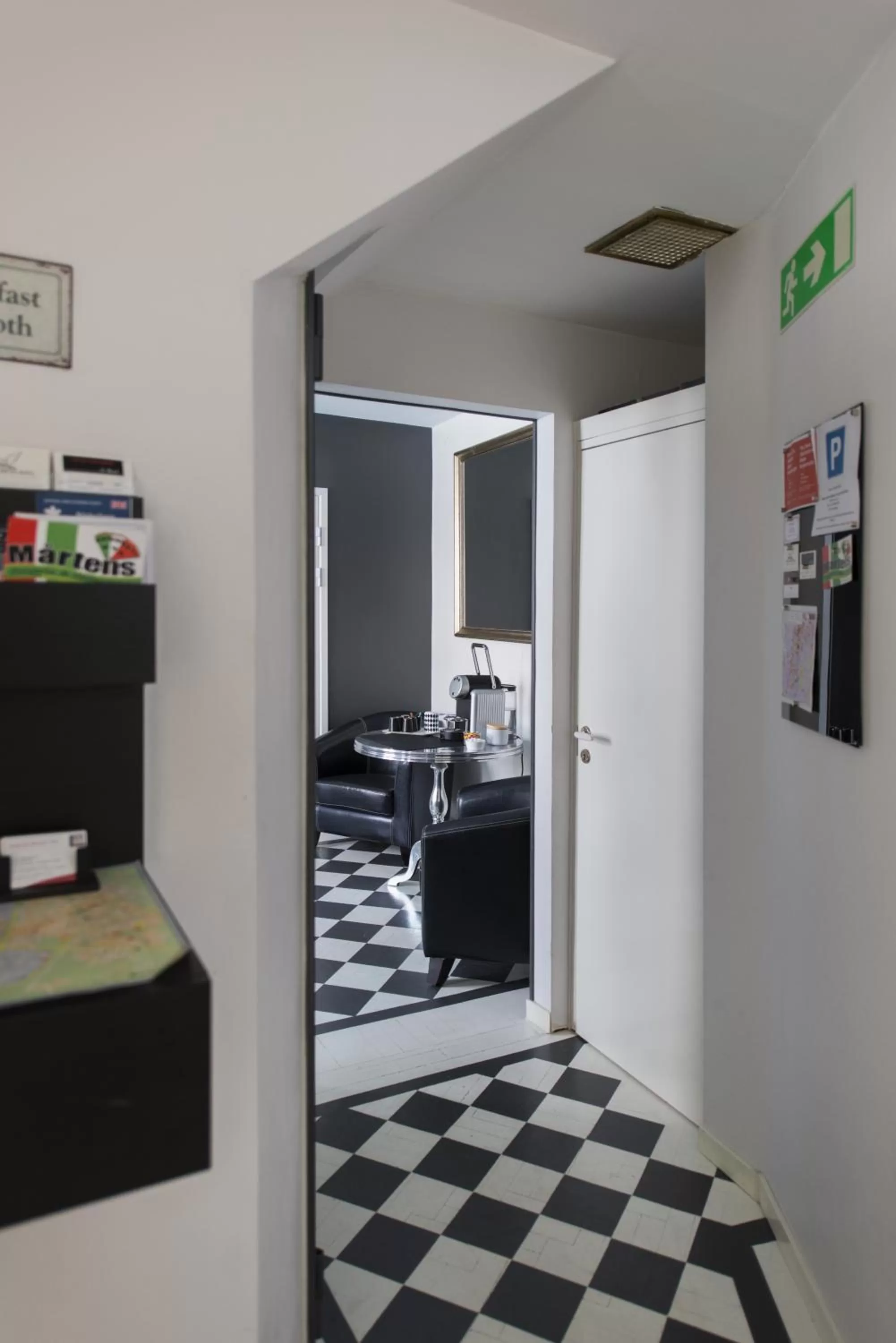 Seating area, Kitchen/Kitchenette in Magles Smiley Inn