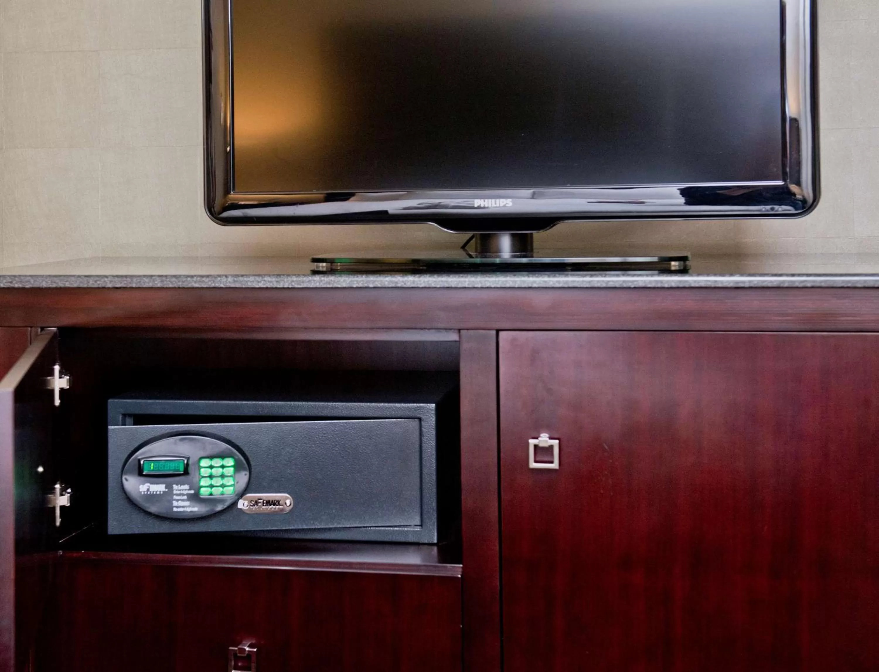 Bedroom in DoubleTree by Hilton Raleigh Durham Airport at Research Triangle Park