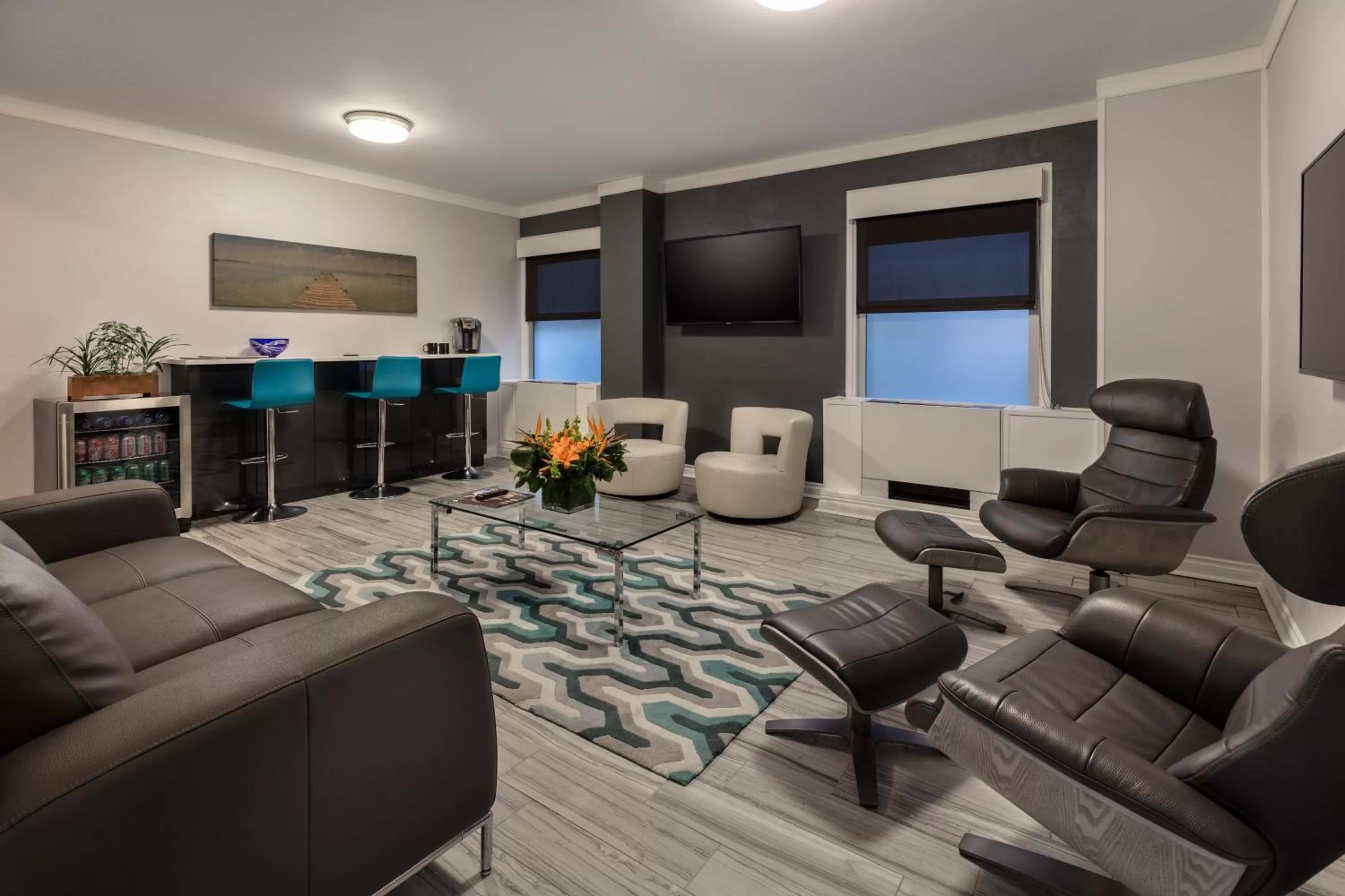 Communal lounge/ TV room in Executive Hotel Pacific