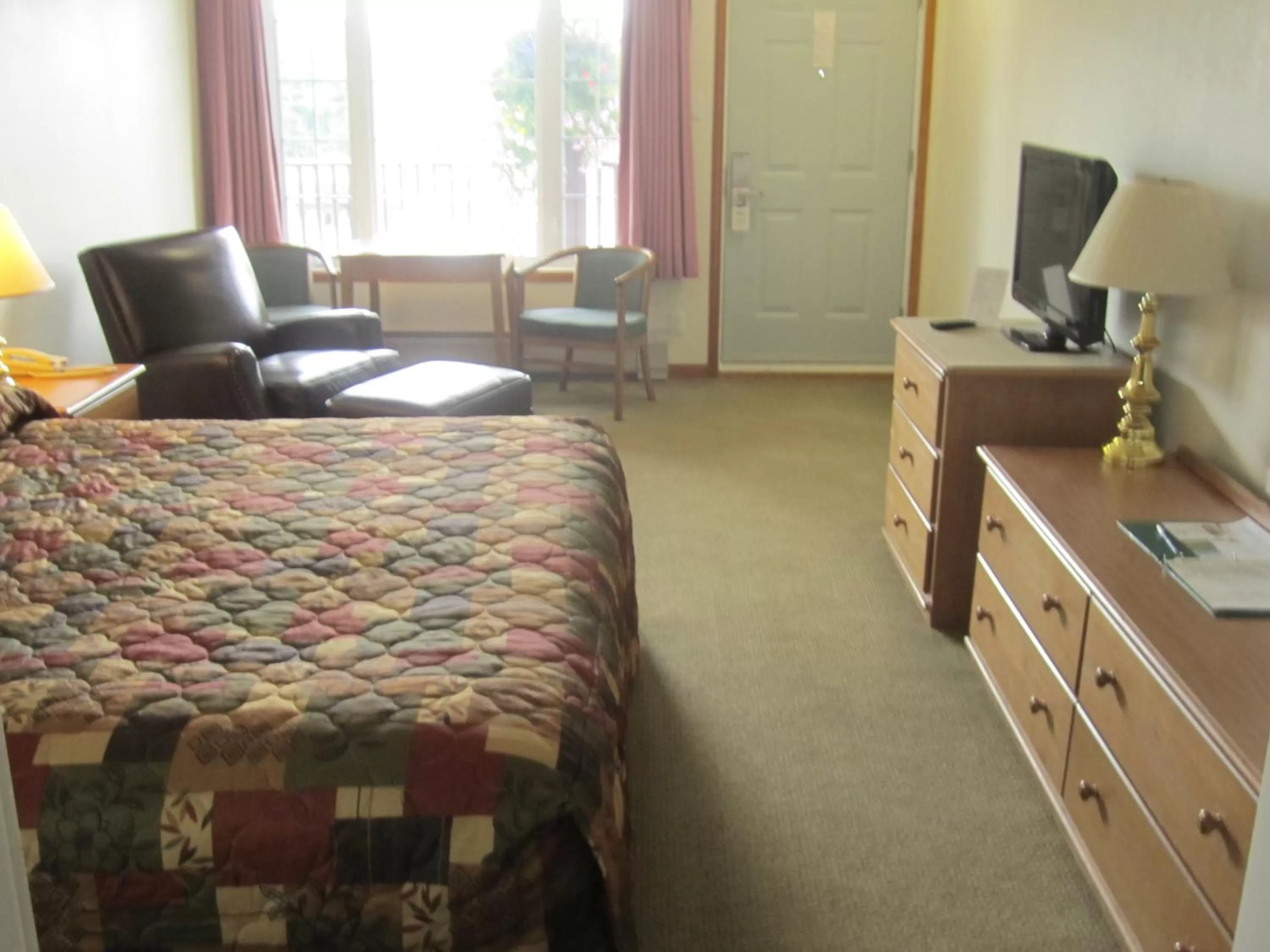 Bed, Seating Area in Bishops Country Inn Motel
