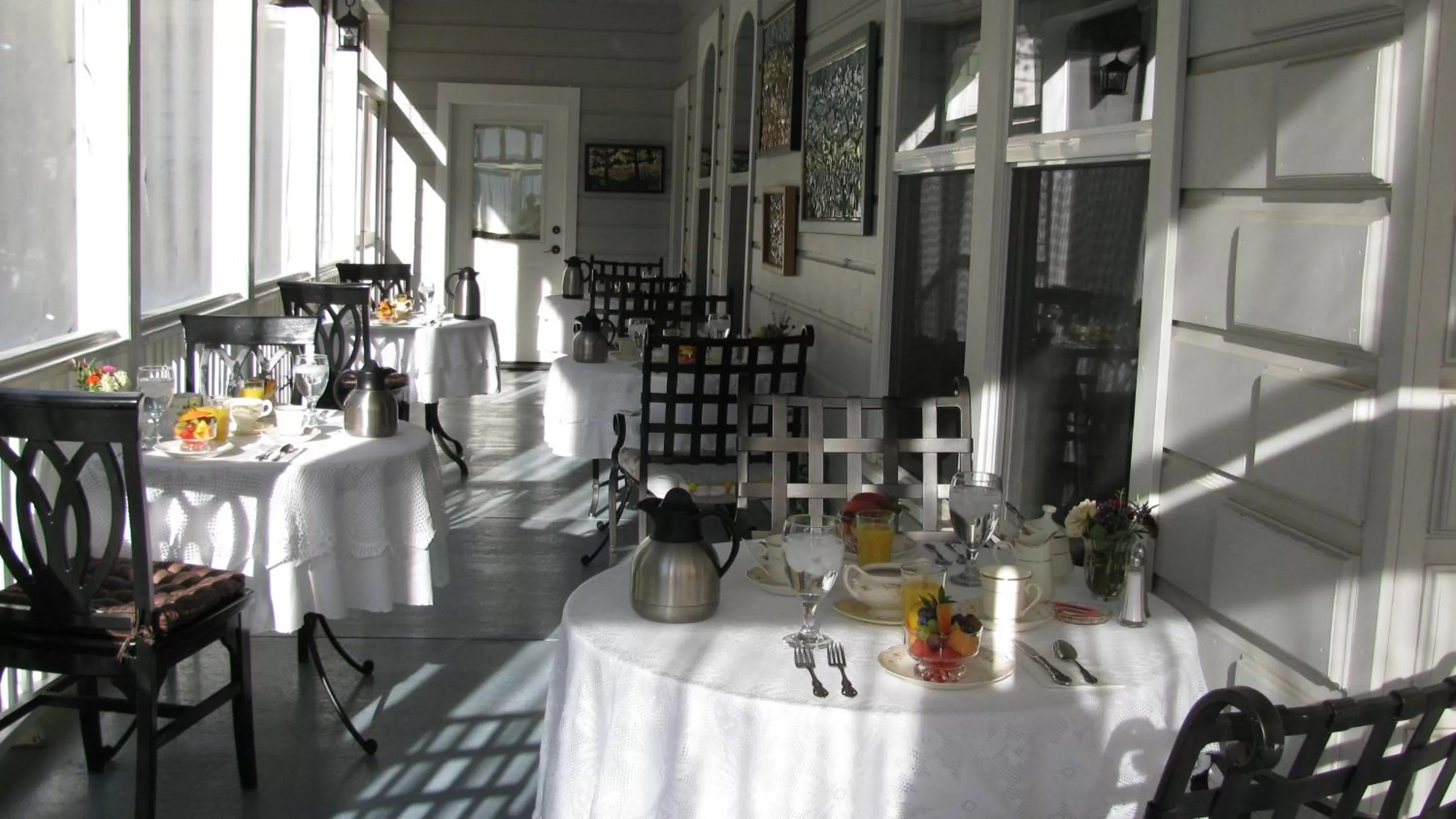 Dining area in Yosemite Rose Bed and Breakfast