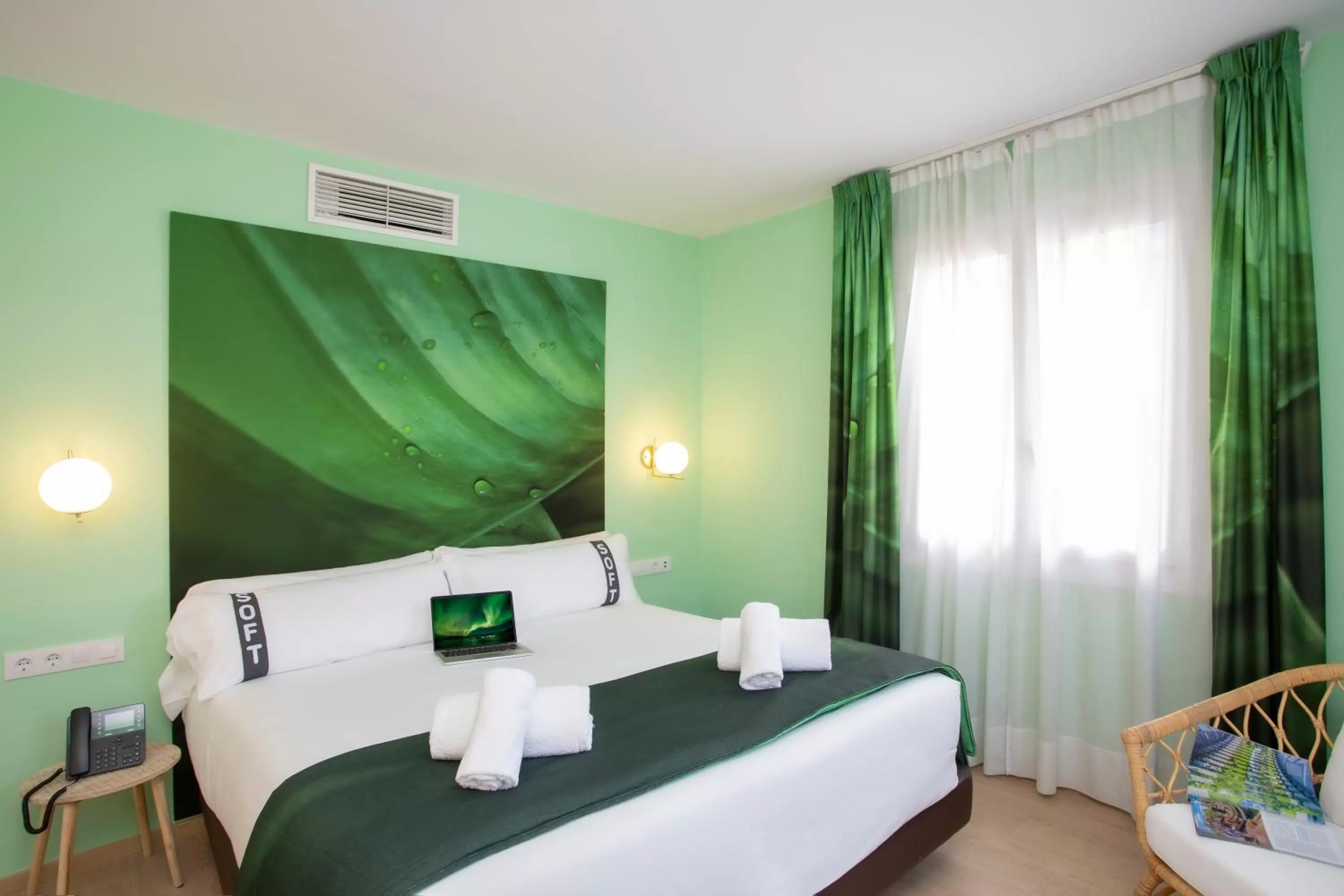 Photo of the whole room, Bed in Casual Colours Barcelona