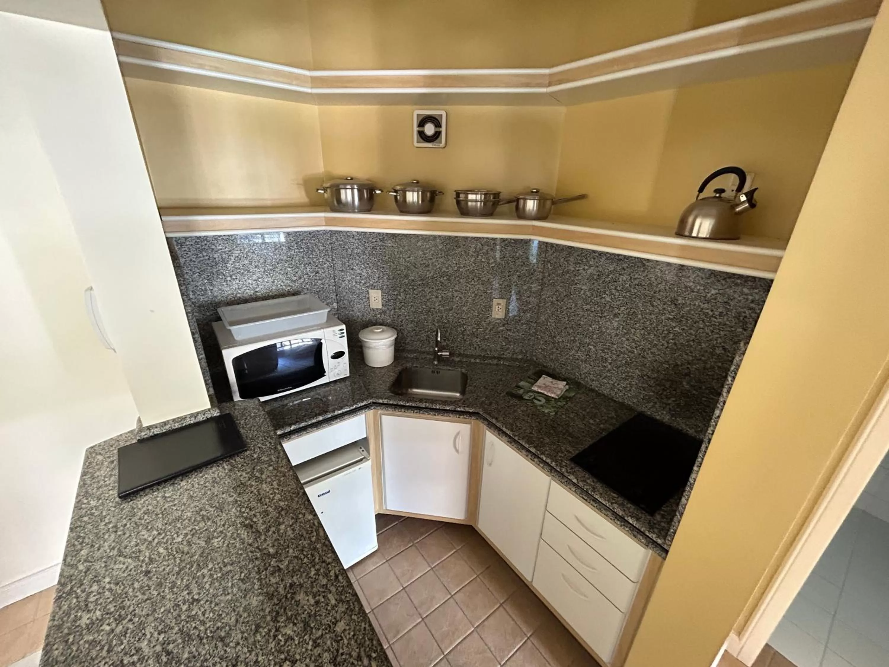 Kitchen or kitchenette, Kitchen/Kitchenette in Golfinhos Apart Hotel