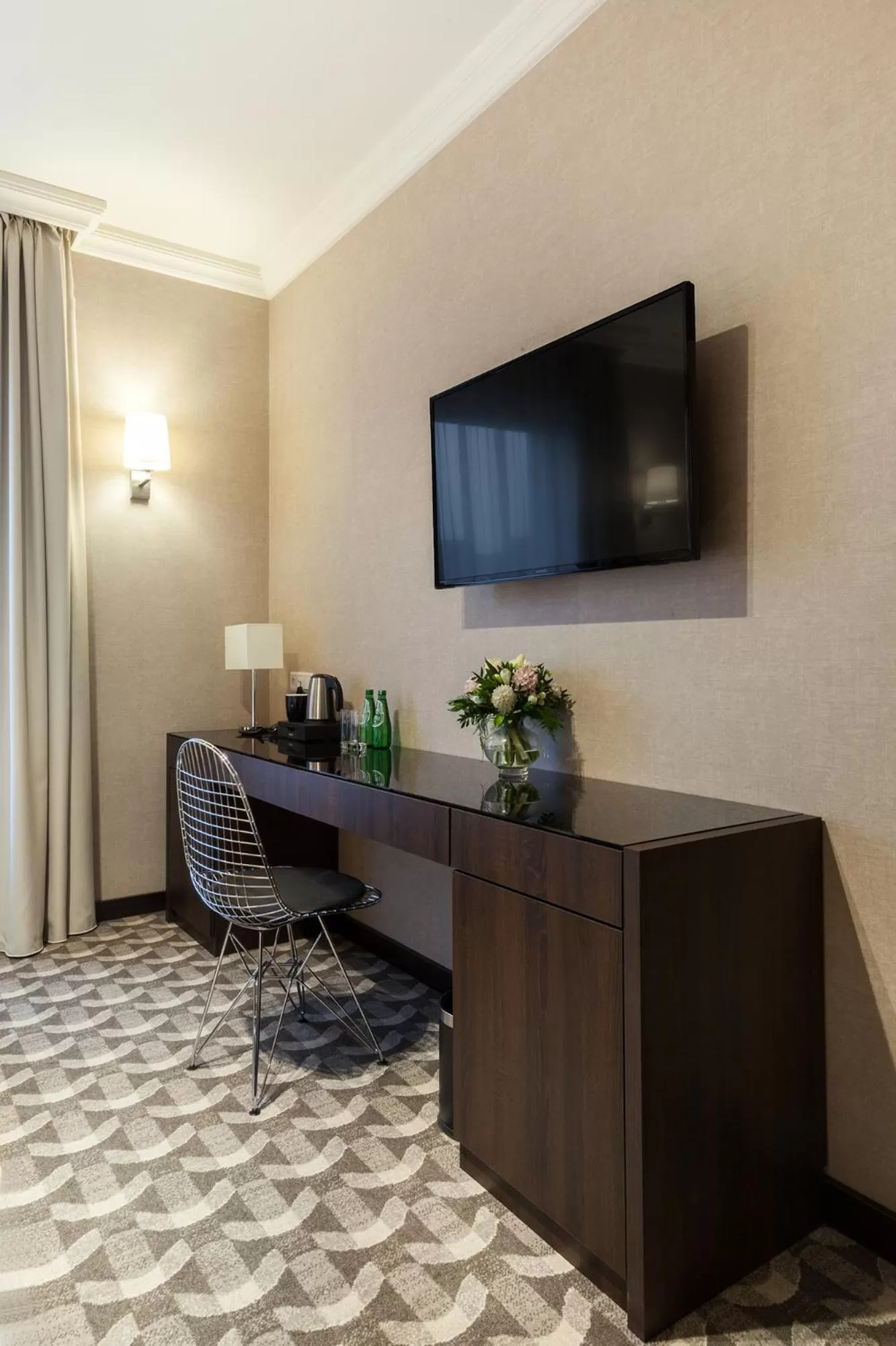 TV/Entertainment Center in Hotel Mansor