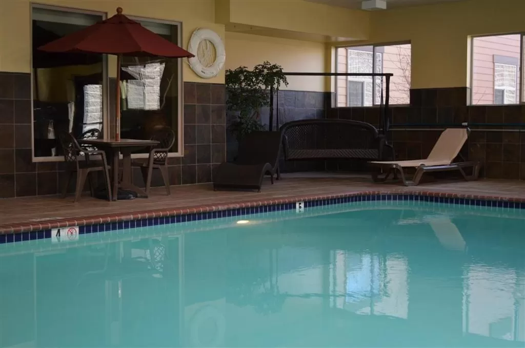 Swimming pool in Inn at Cross Keys Station