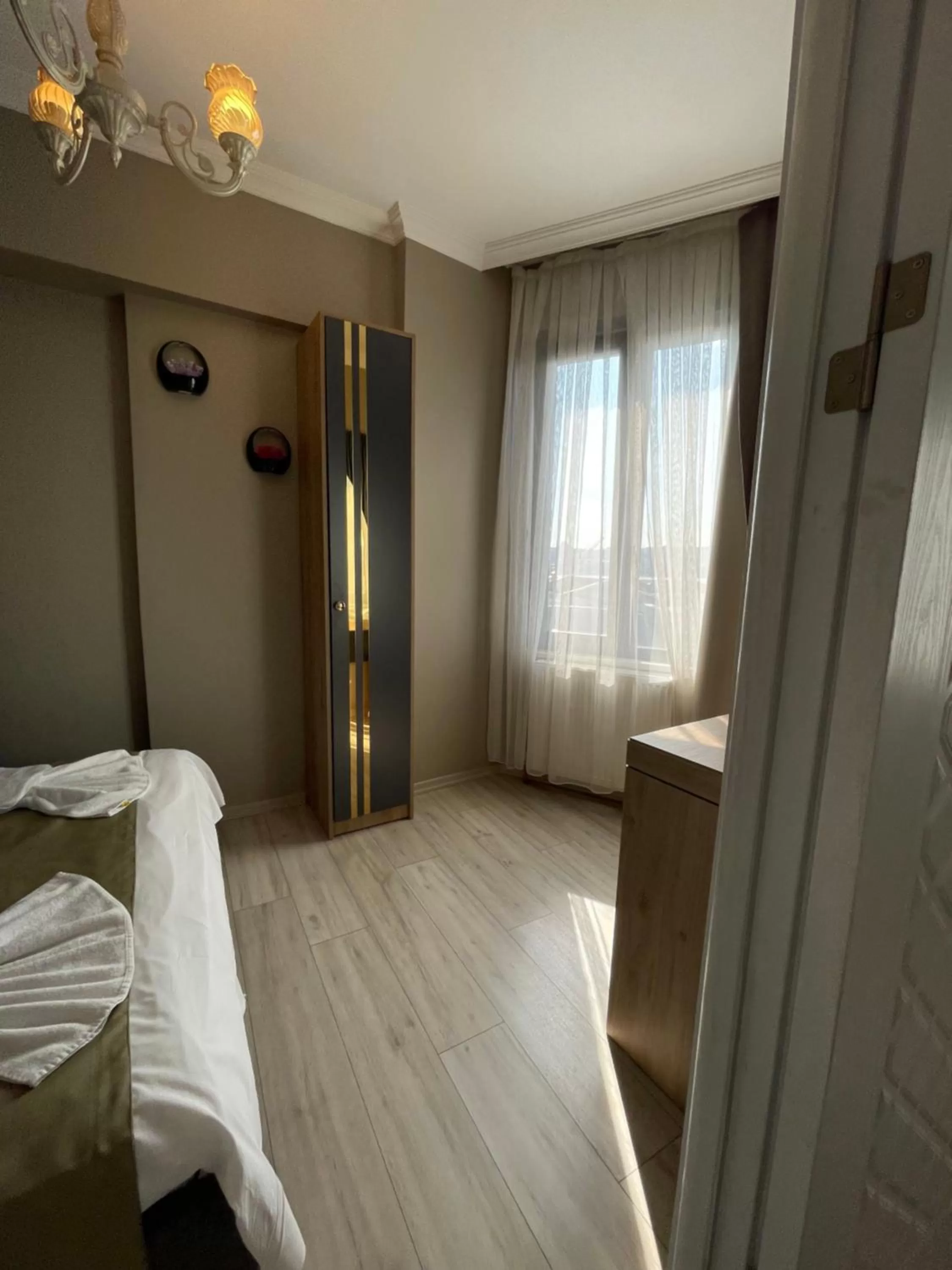 Photo of the whole room, Bed in New Taksim Hotel