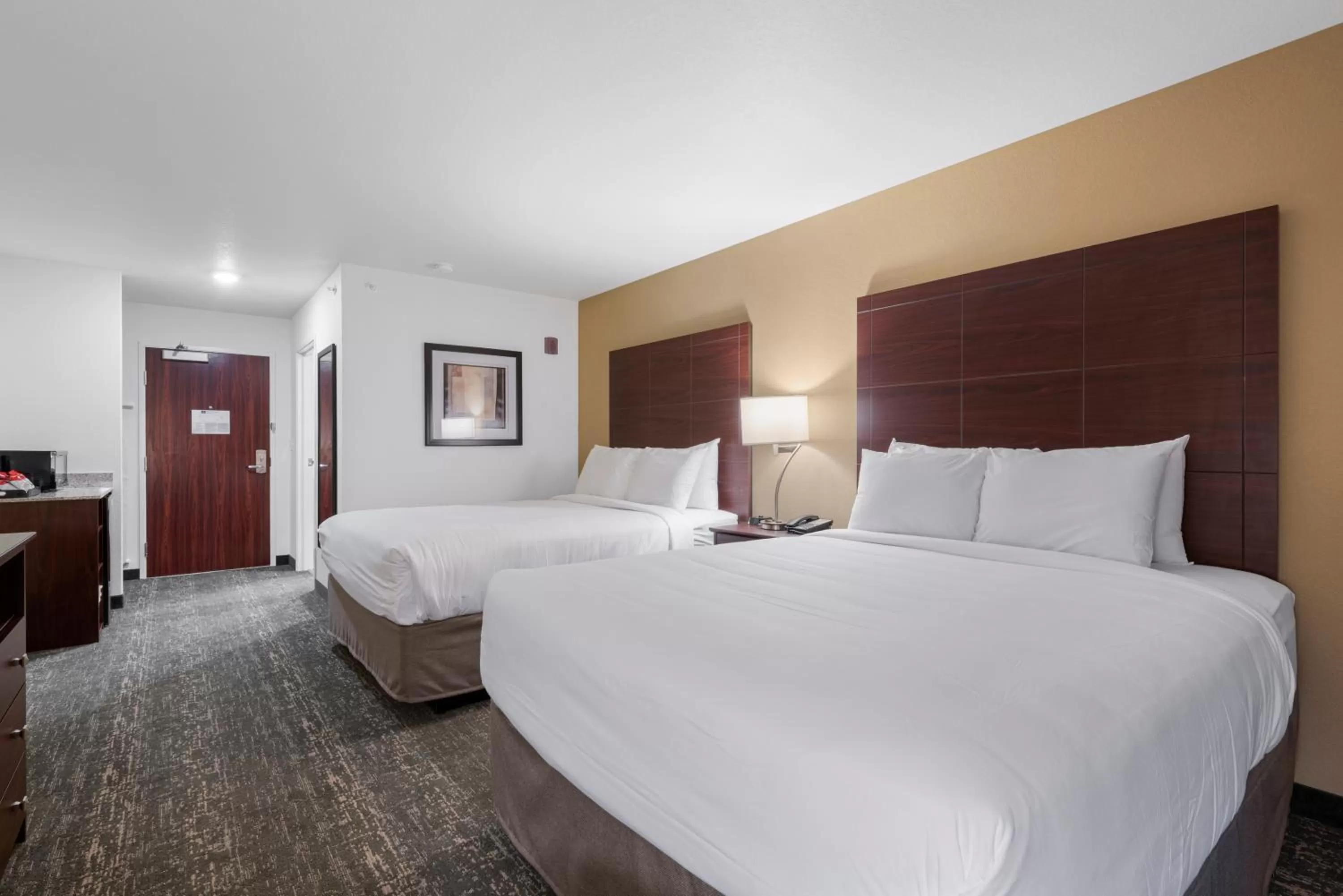 Bed in Cobblestone Hotel & Suites - Urbana