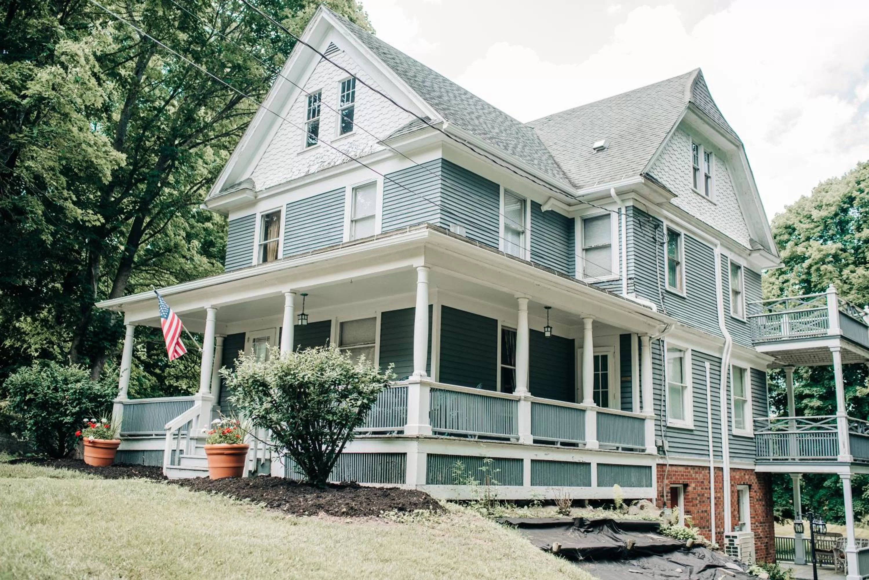 Property building in Benn Conger Inn