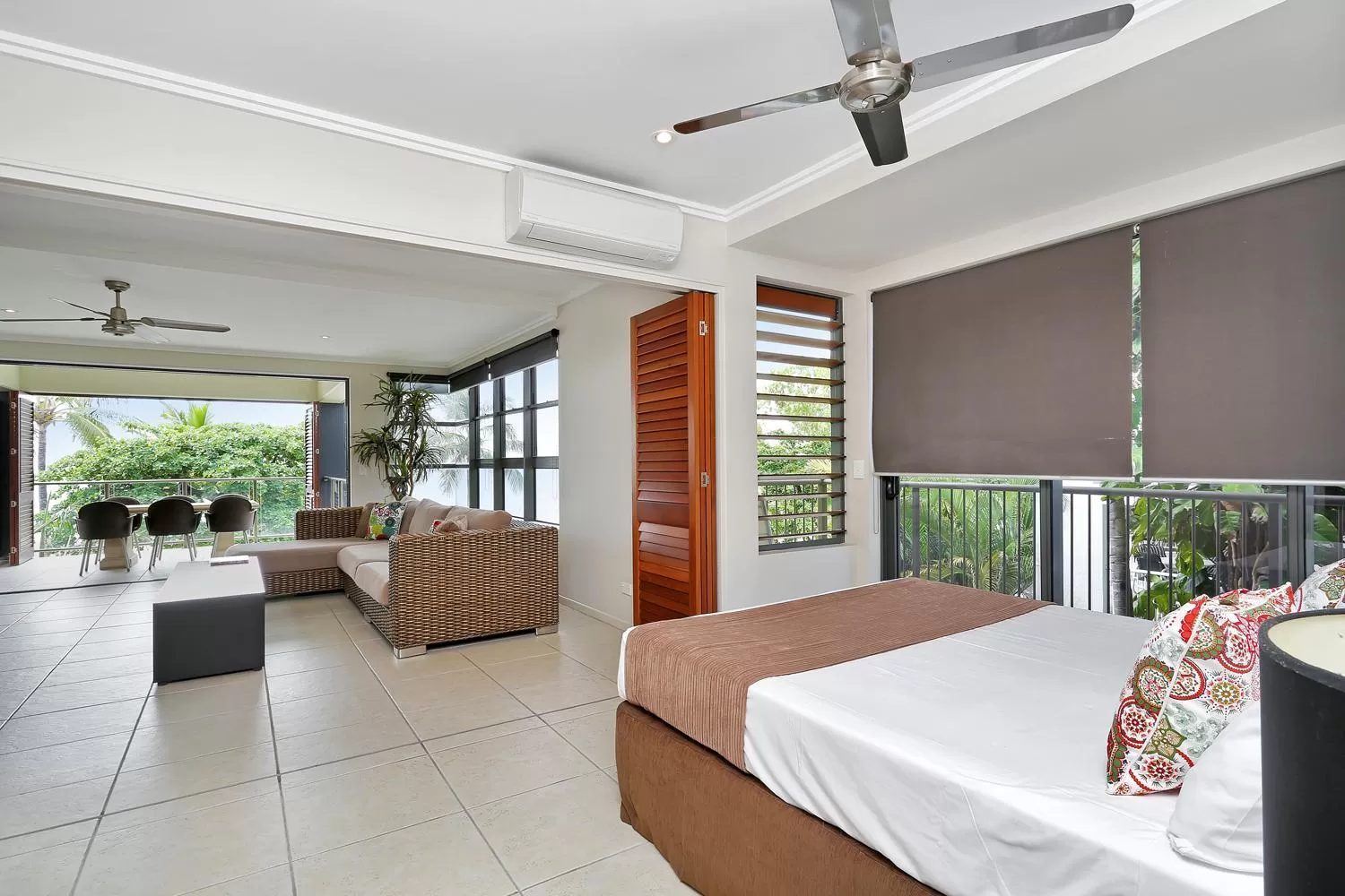 Photo of the whole room, Bed in Sea Point on Trinity Beach