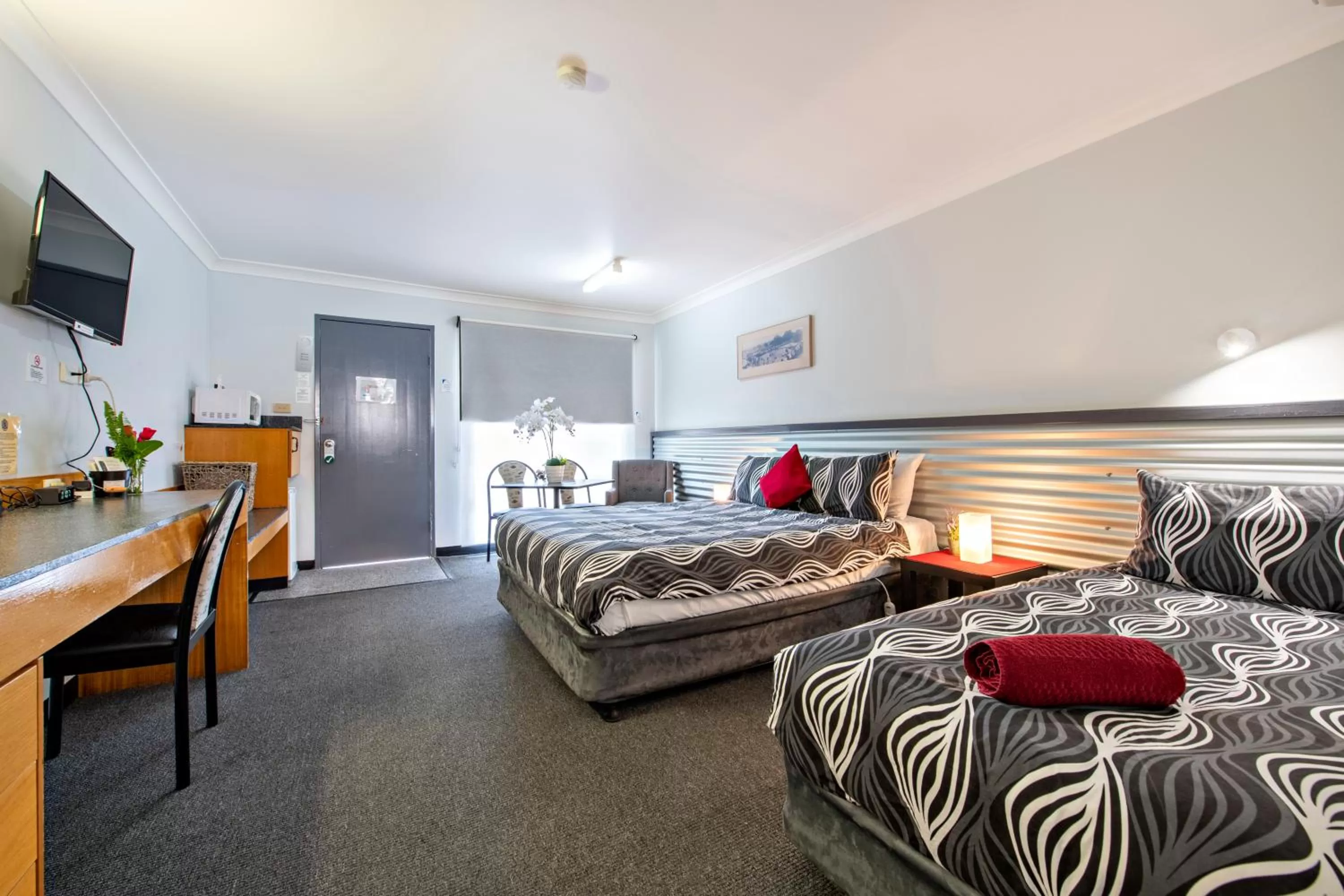 Photo of the whole room, Bed in Shearing Shed Motor Inn