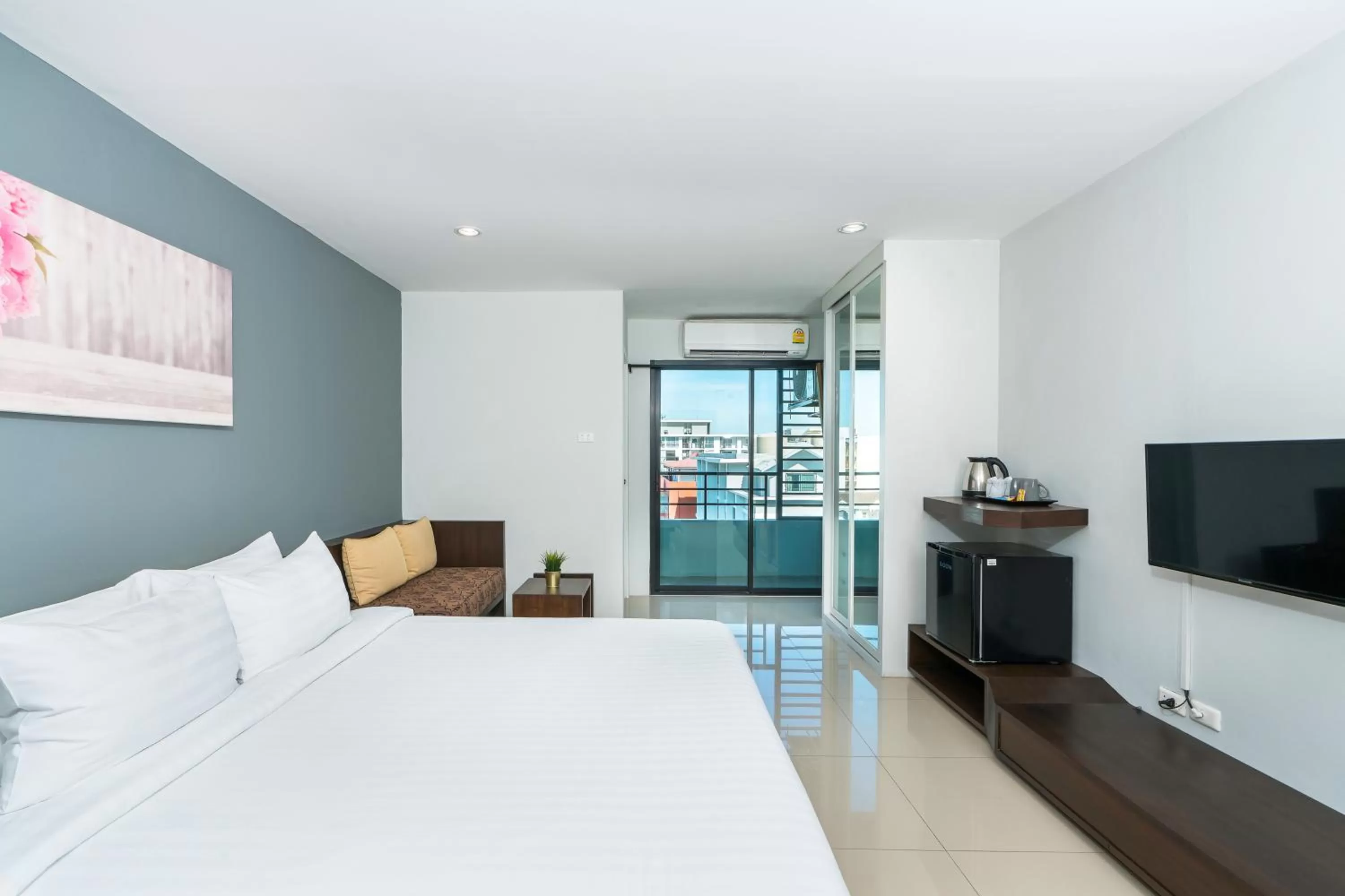 Photo of the whole room, Bed in De Botan Srinakarin Hotel & Residence