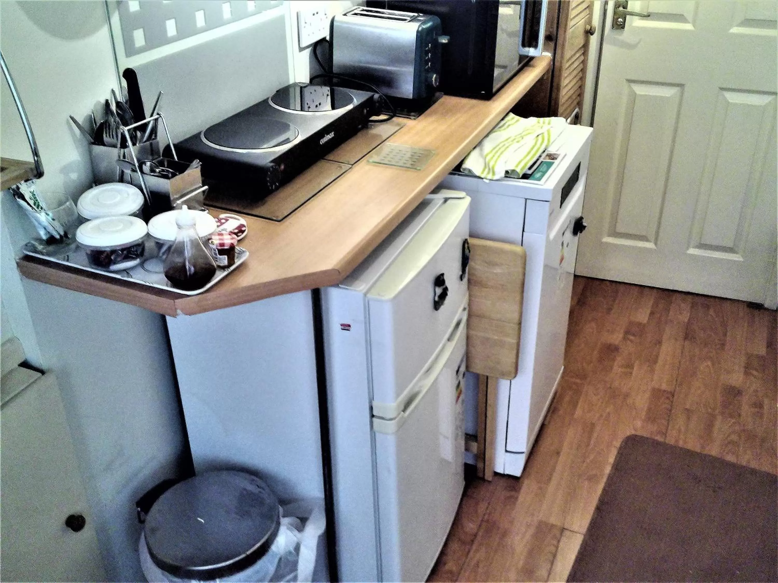 Kitchen or kitchenette, TV/Entertainment Center in Mike & Carolyn Ball B&B