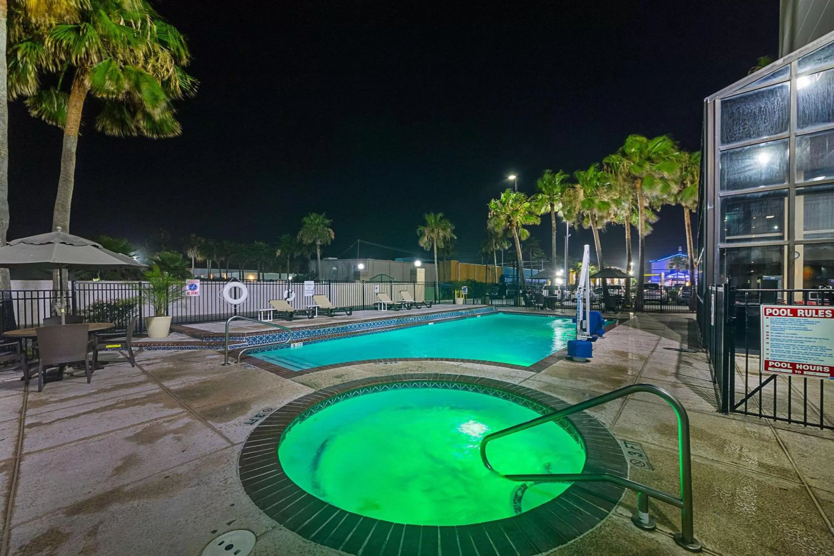 Night in Comfort Suites Beachside