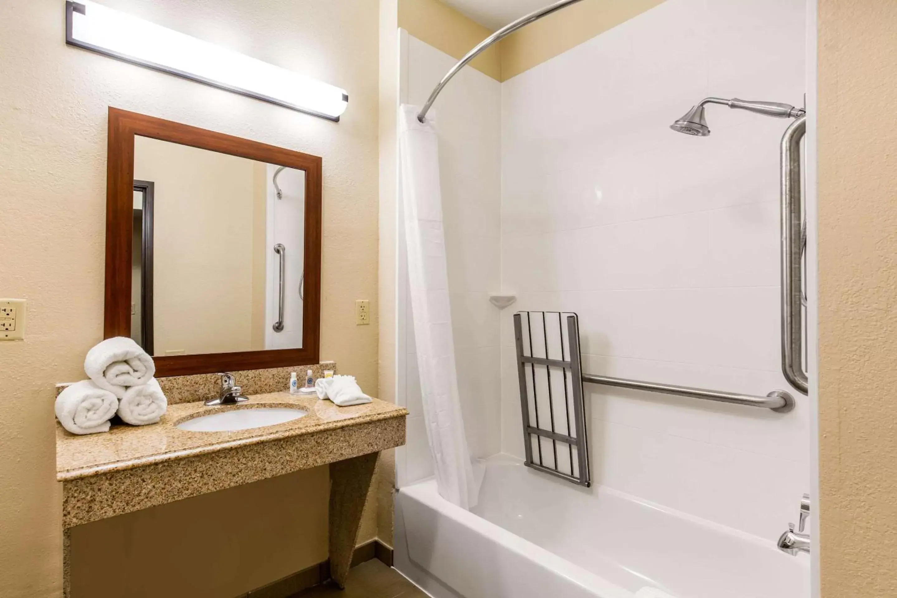 Queen Suite with Two Queen Beds - Accessible/Non-Smoking in Comfort Inn & Suites IAH Bush Airport – East Queen Suite with Two Queen Beds - Accessible/Non-Smoking in Comfort Inn & Suites IAH Bush Airport – East