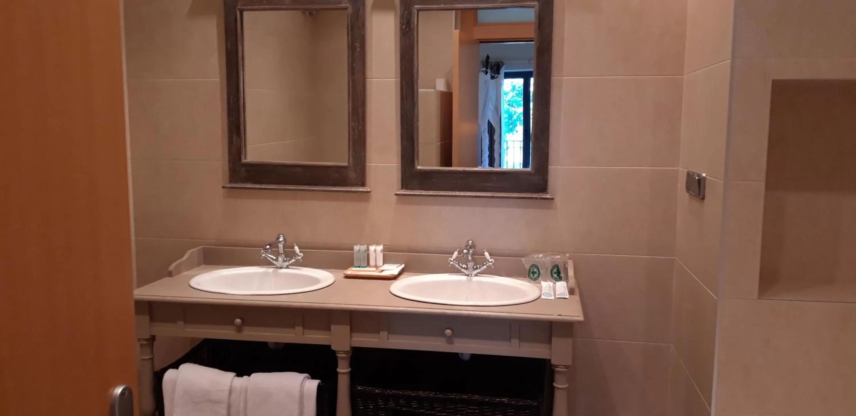 Bathroom in Hotel VillaMarcilla