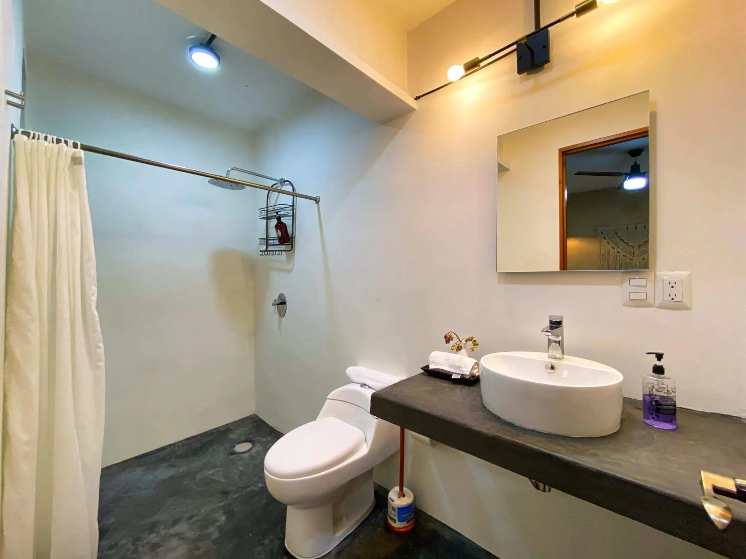 Shower in Humant Coliving - Cancún