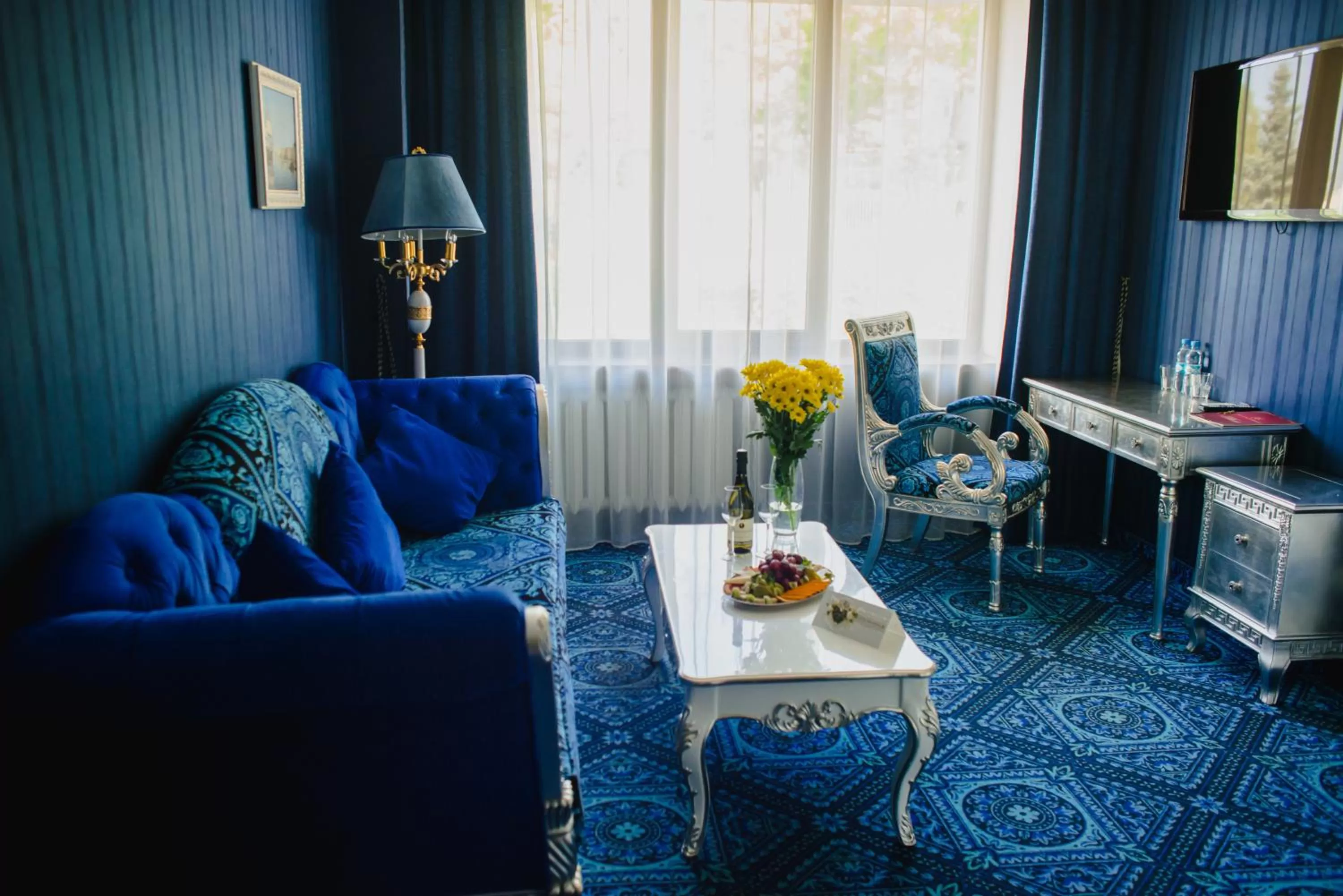 Living room, Seating Area in Royal Olympic Hotel