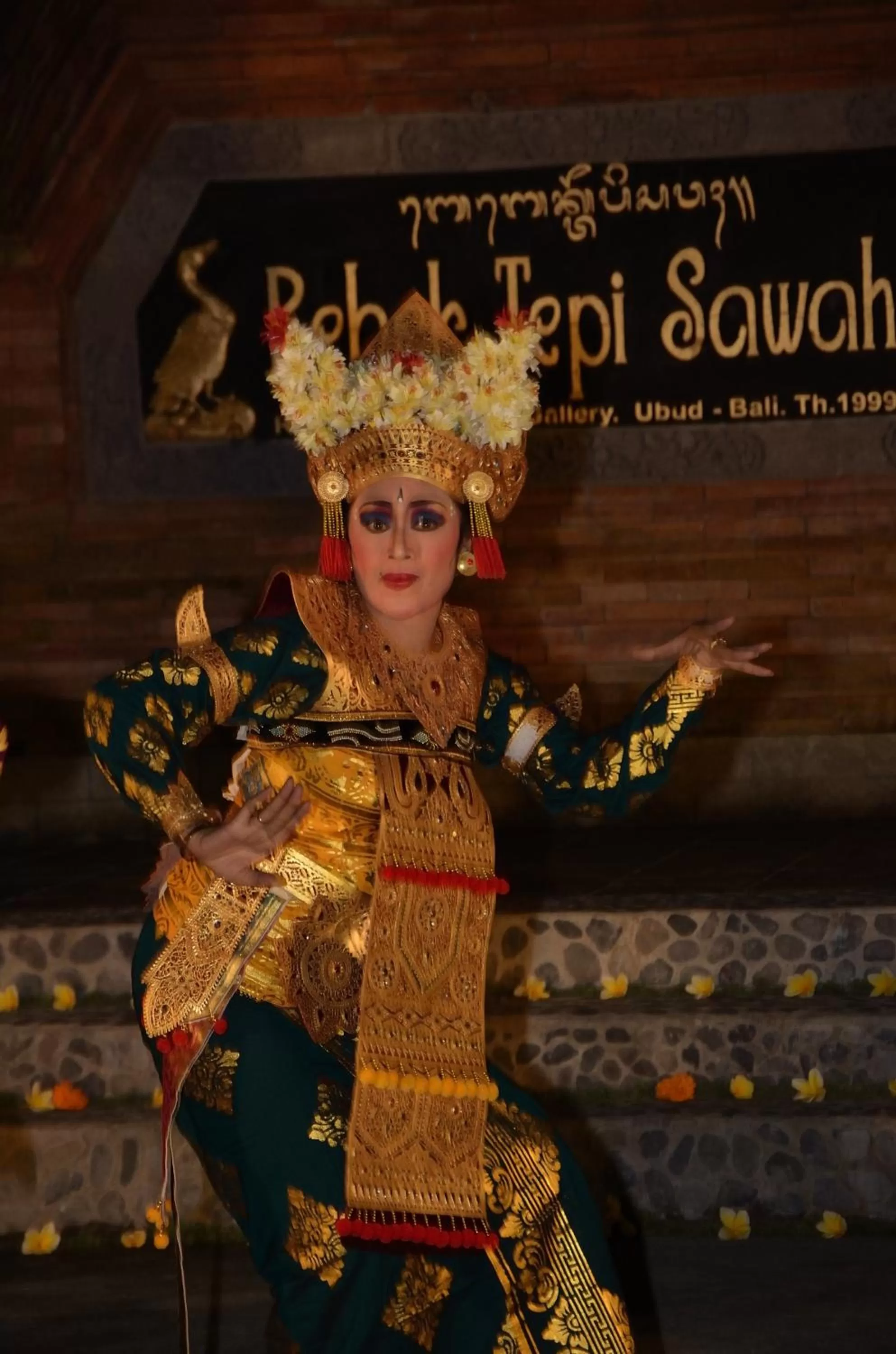 Evening entertainment in Bebek Tepi Sawah Restaurant & Villas