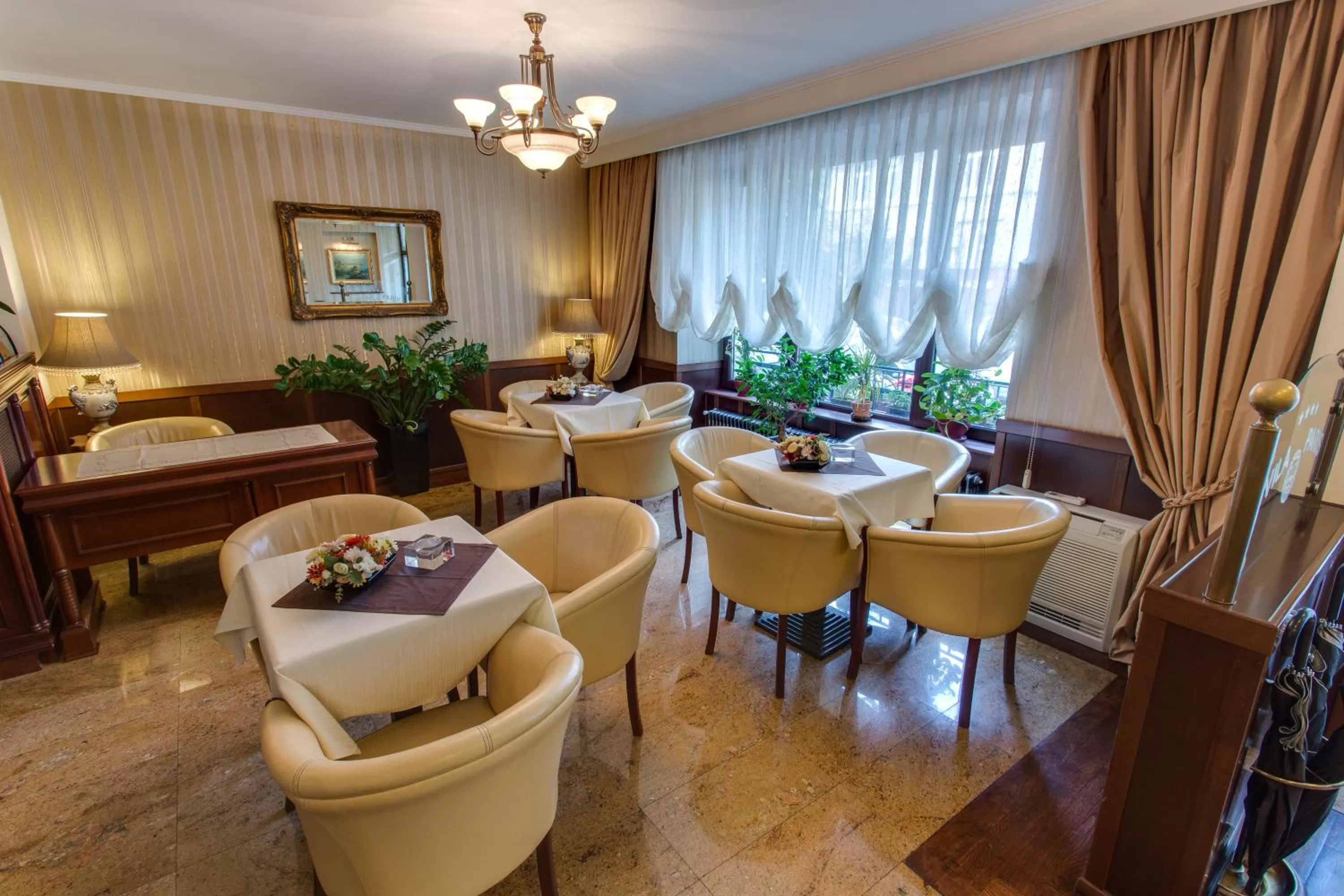 Restaurant/places to eat in Vila Paris Boutique Hotel