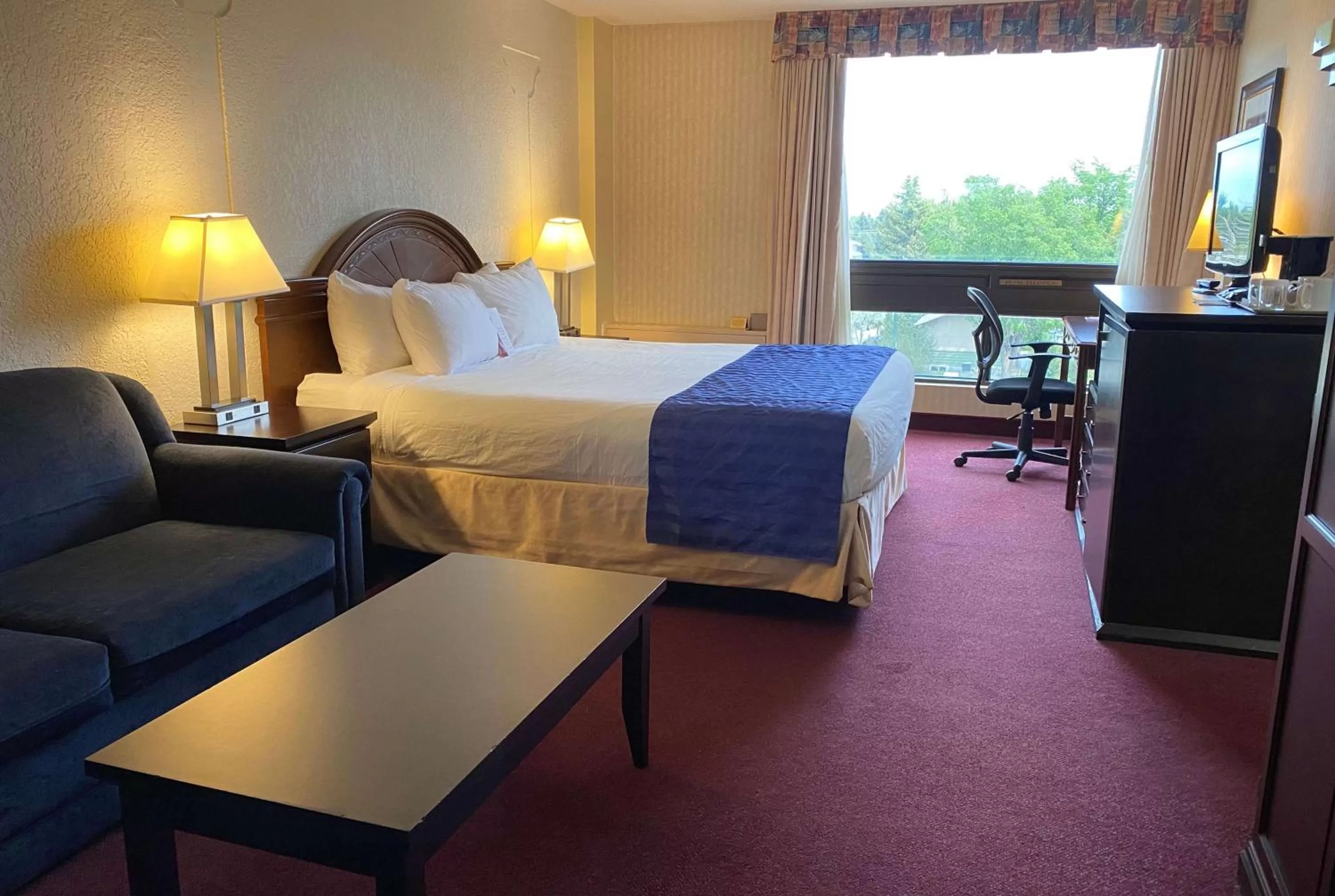Photo of the whole room, Bed in Ramada by Wyndham Lethbridge