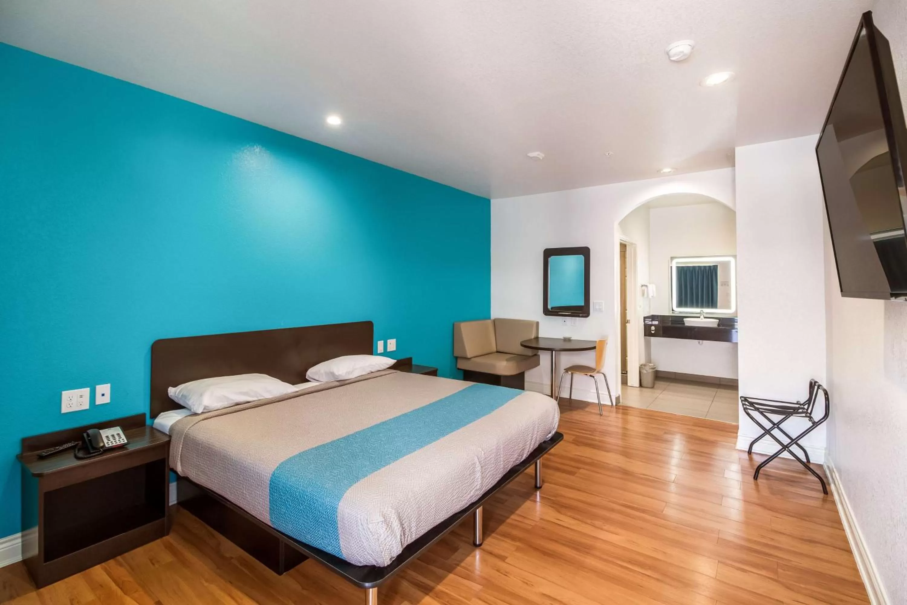 Photo of the whole room, Bed in Motel 6-Houston, TX - North