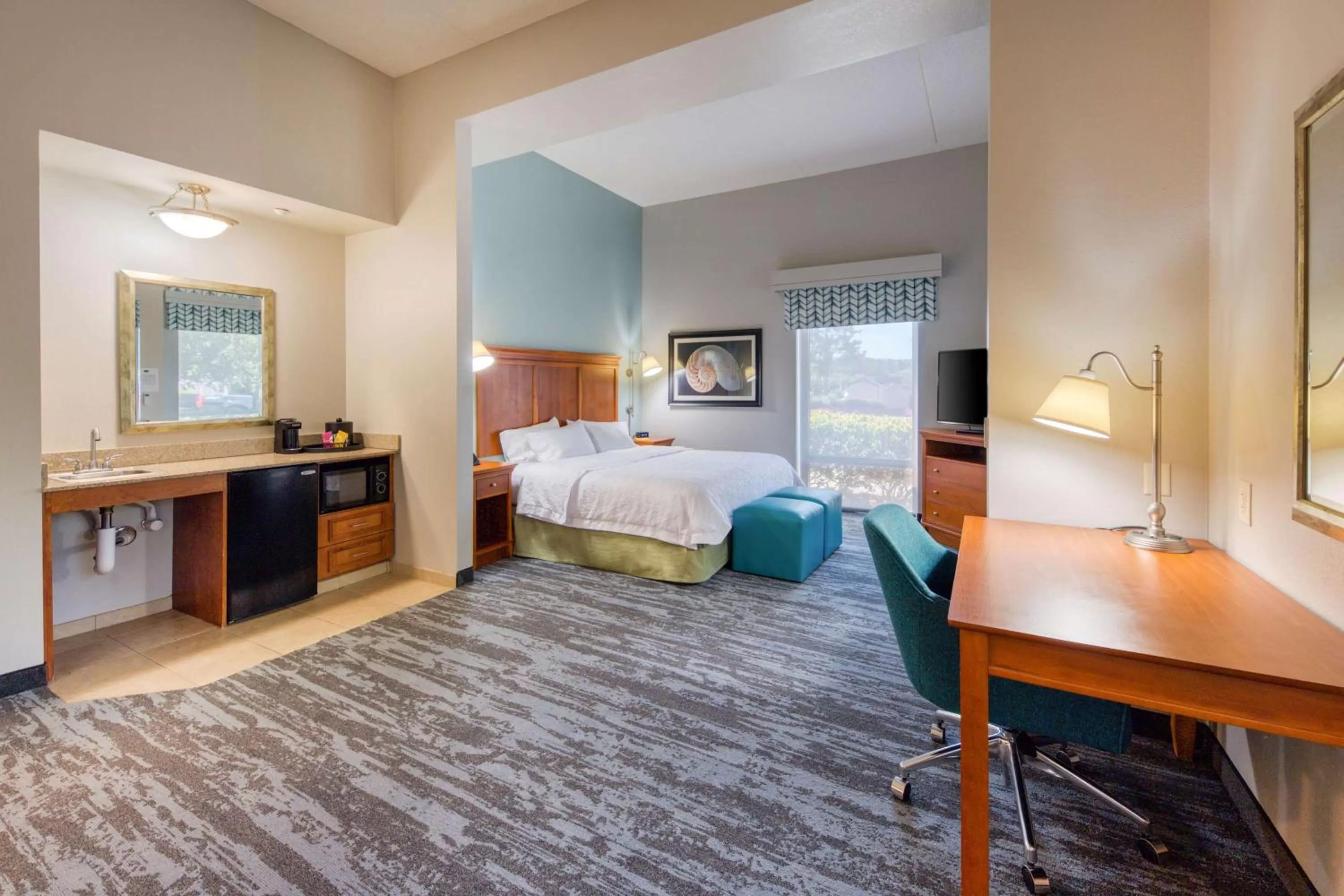 Bedroom, Bed in Hampton Inn Wilmington University Area