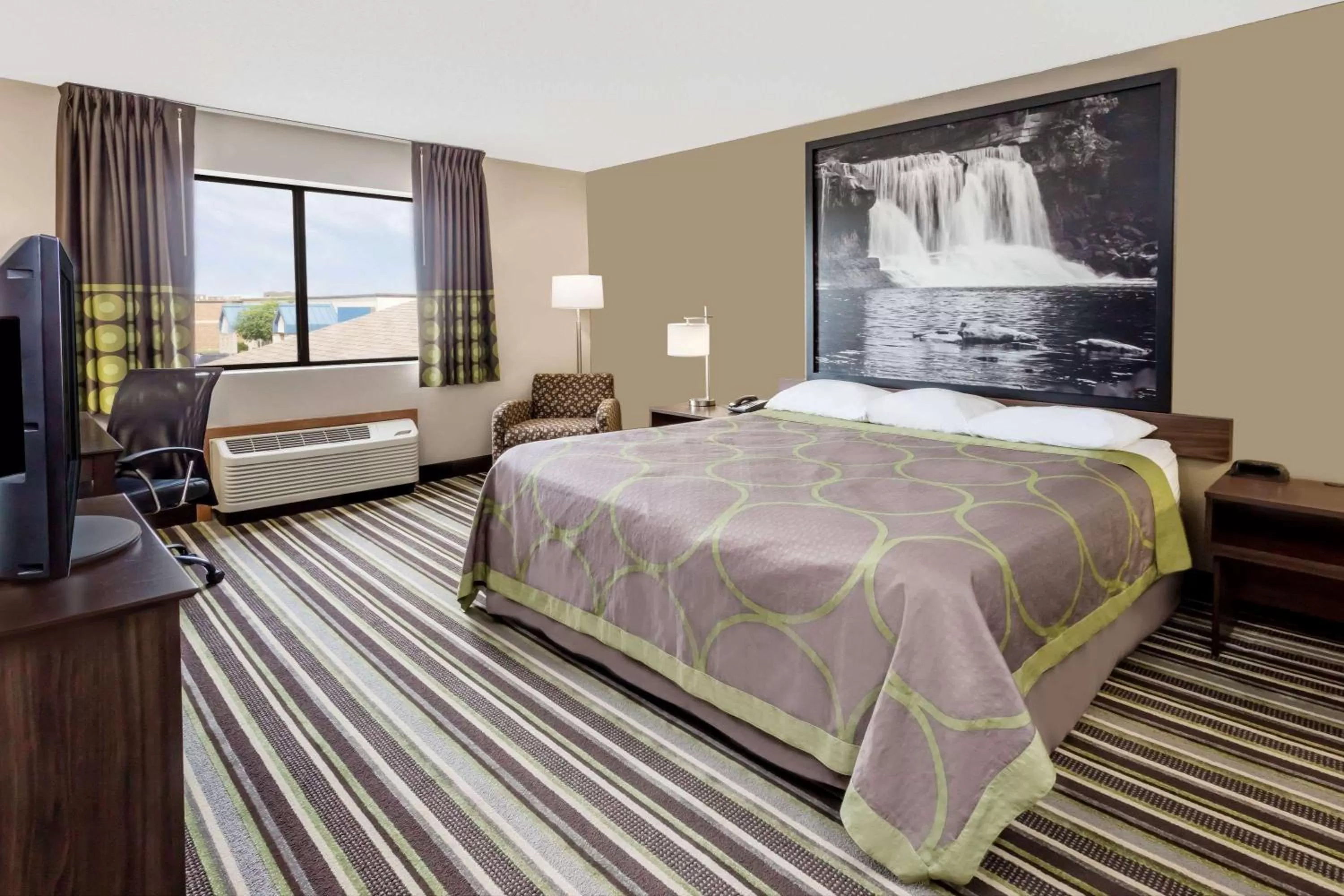 Photo of the whole room, Bed in Super 8 by Wyndham Plymouth