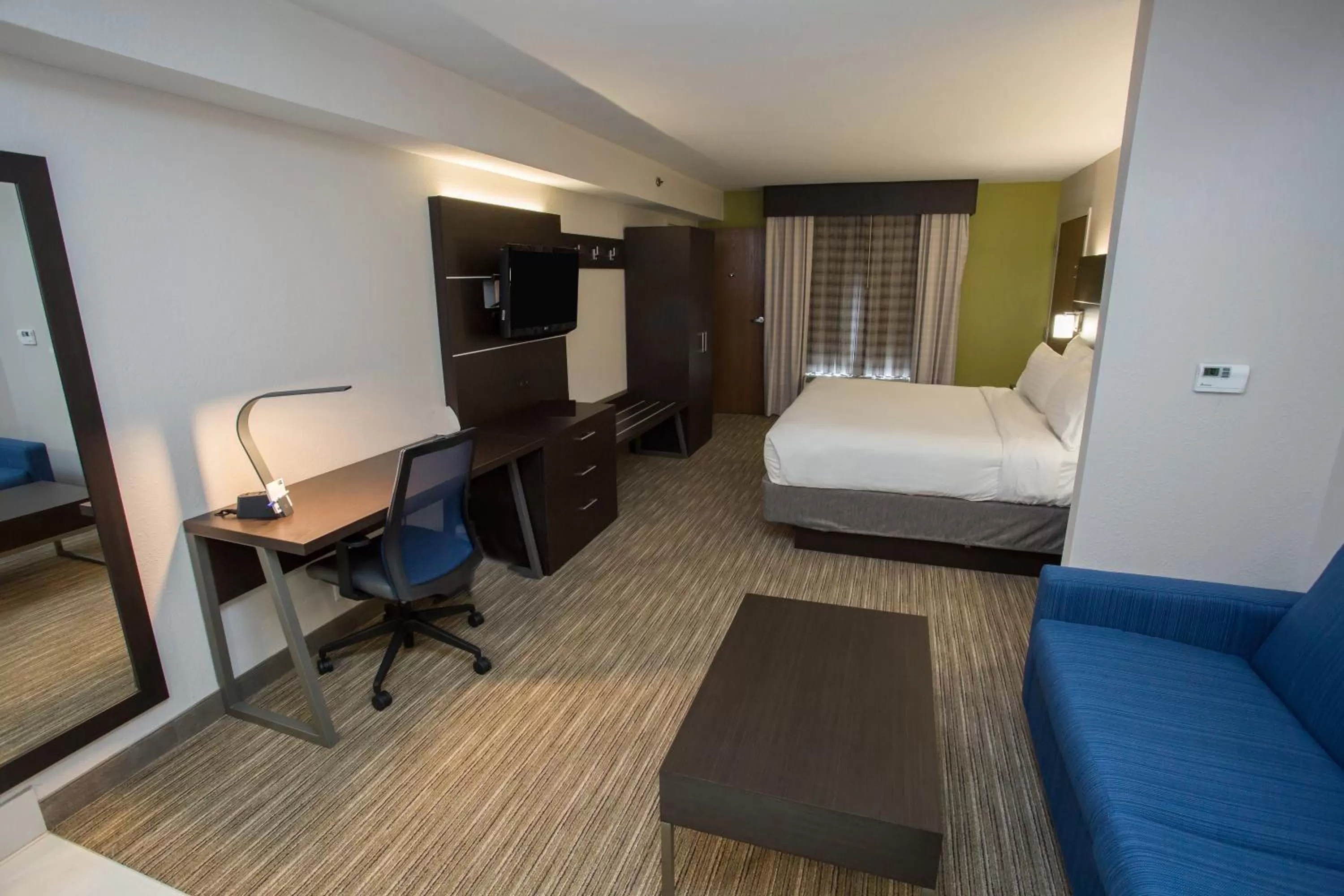 Photo of the whole room, Bed in Holiday Inn Express Wilmington by IHG