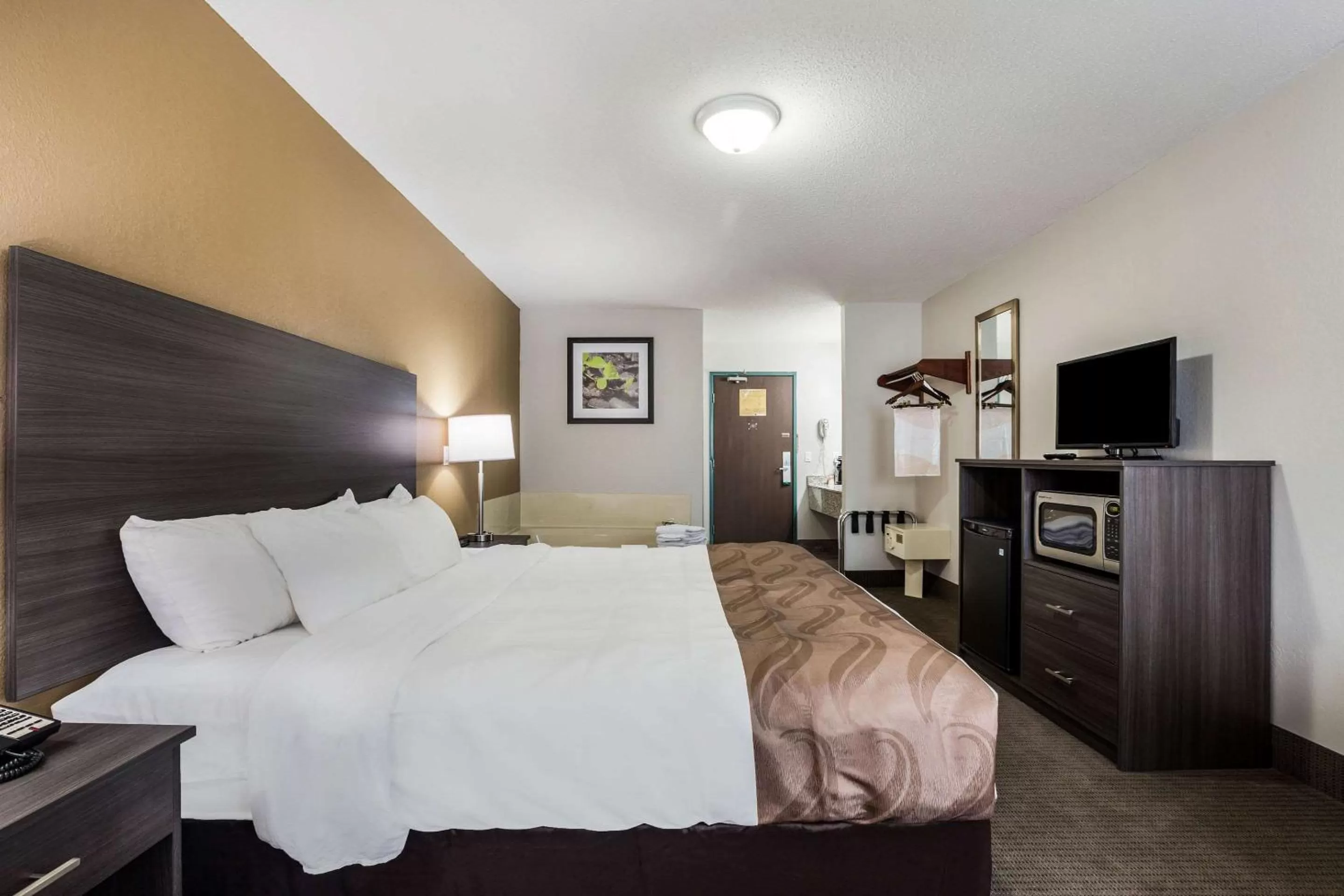 Photo of the whole room, Bed in Quality Inn Clare