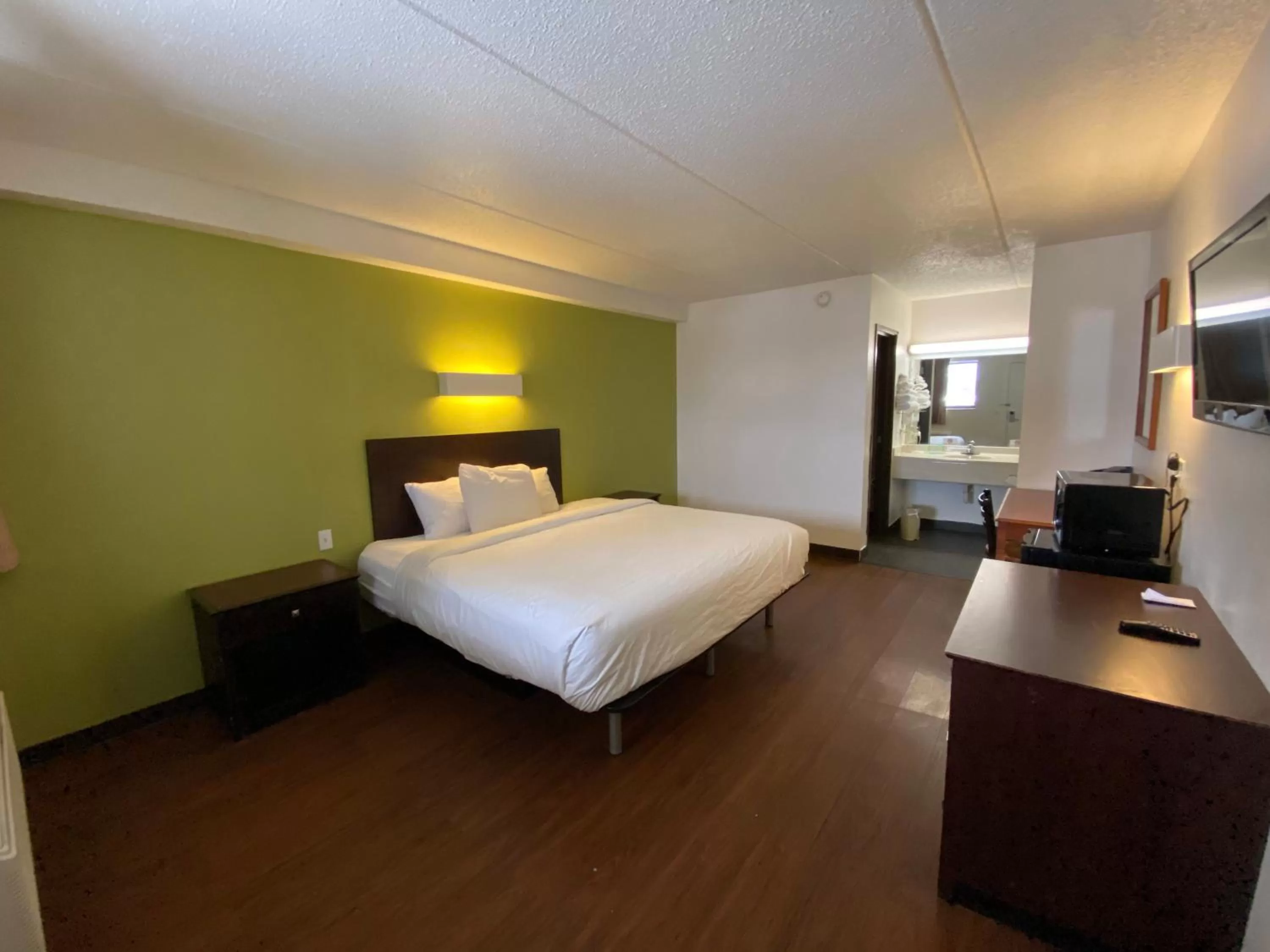 Photo of the whole room, Bed in Skylight Inn Willoughby - Cleveland Mentor