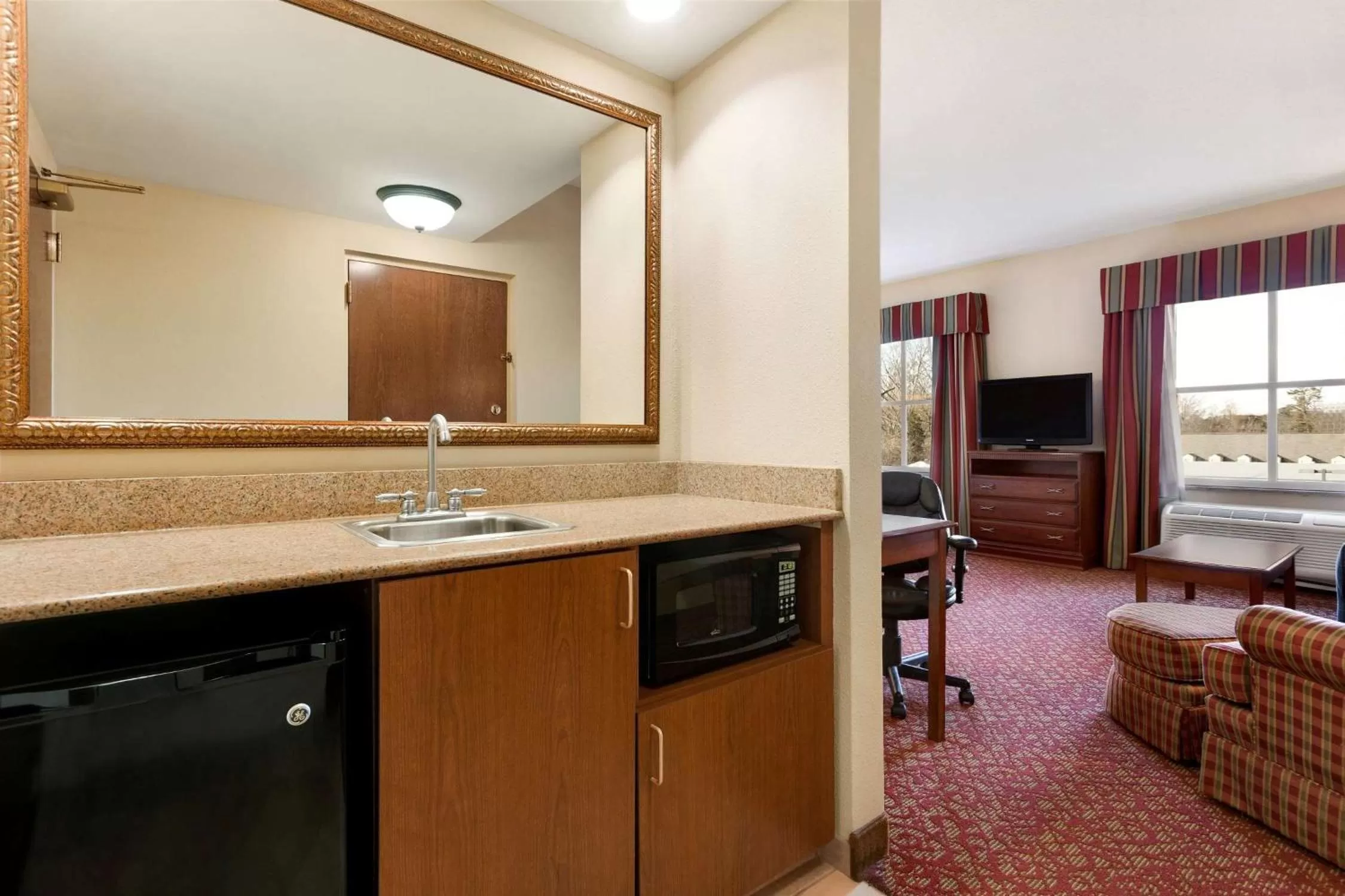 Kitchen or kitchenette in Hampton Inn & Suites Williamsburg Historic District
