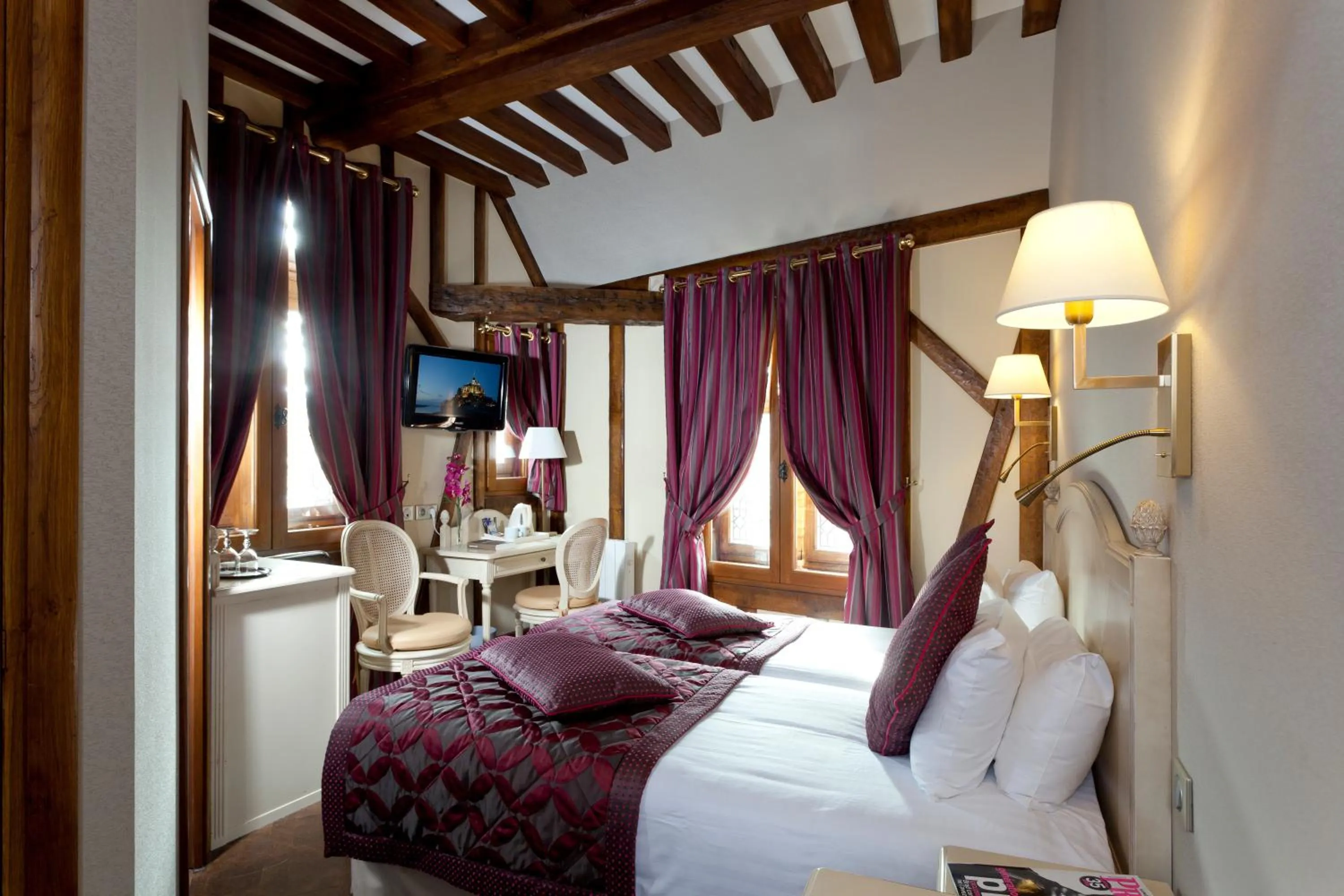Photo of the whole room, Bed in Auberge Saint Pierre