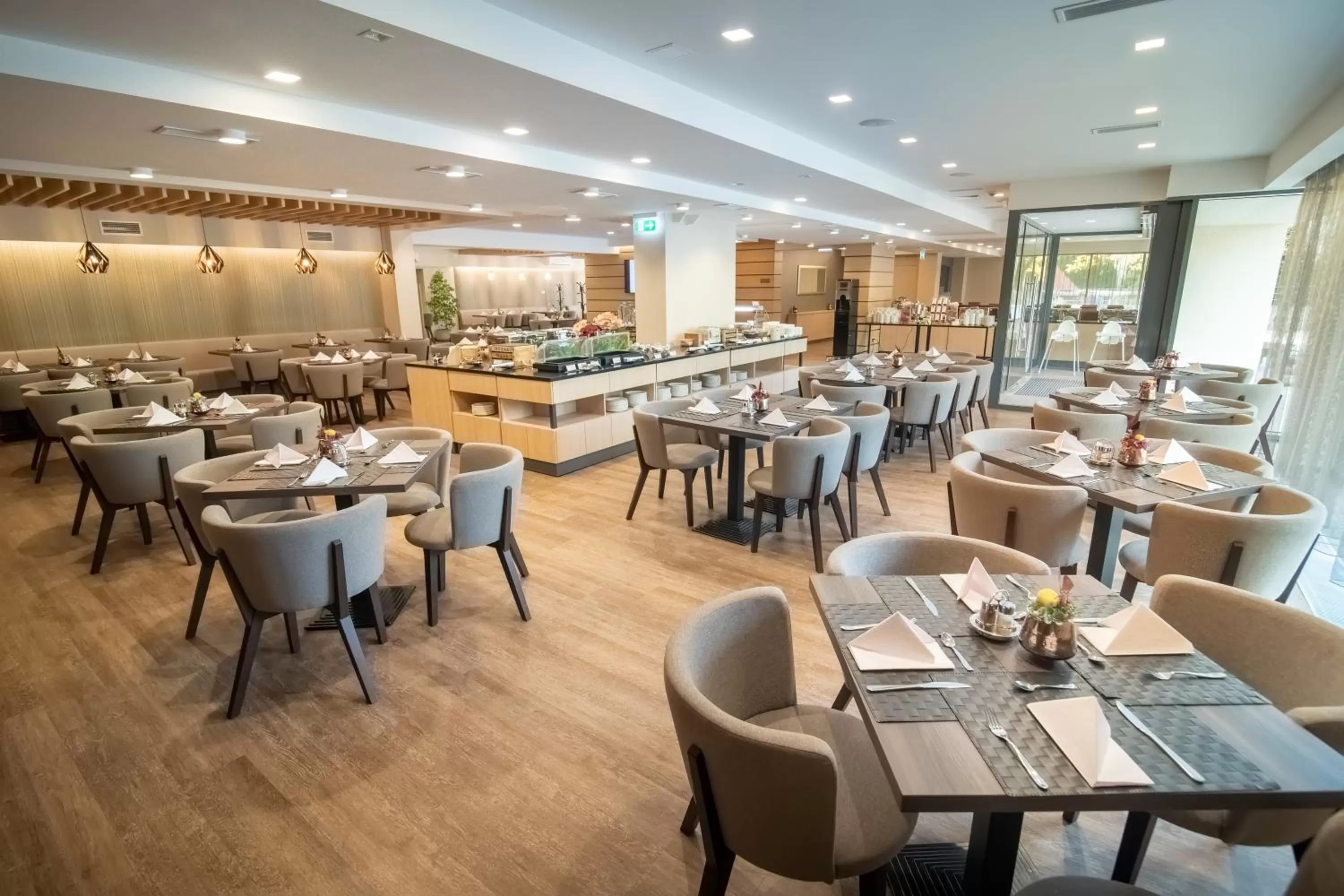 Restaurant/places to eat in Rubin Wellness & Conference Hotel