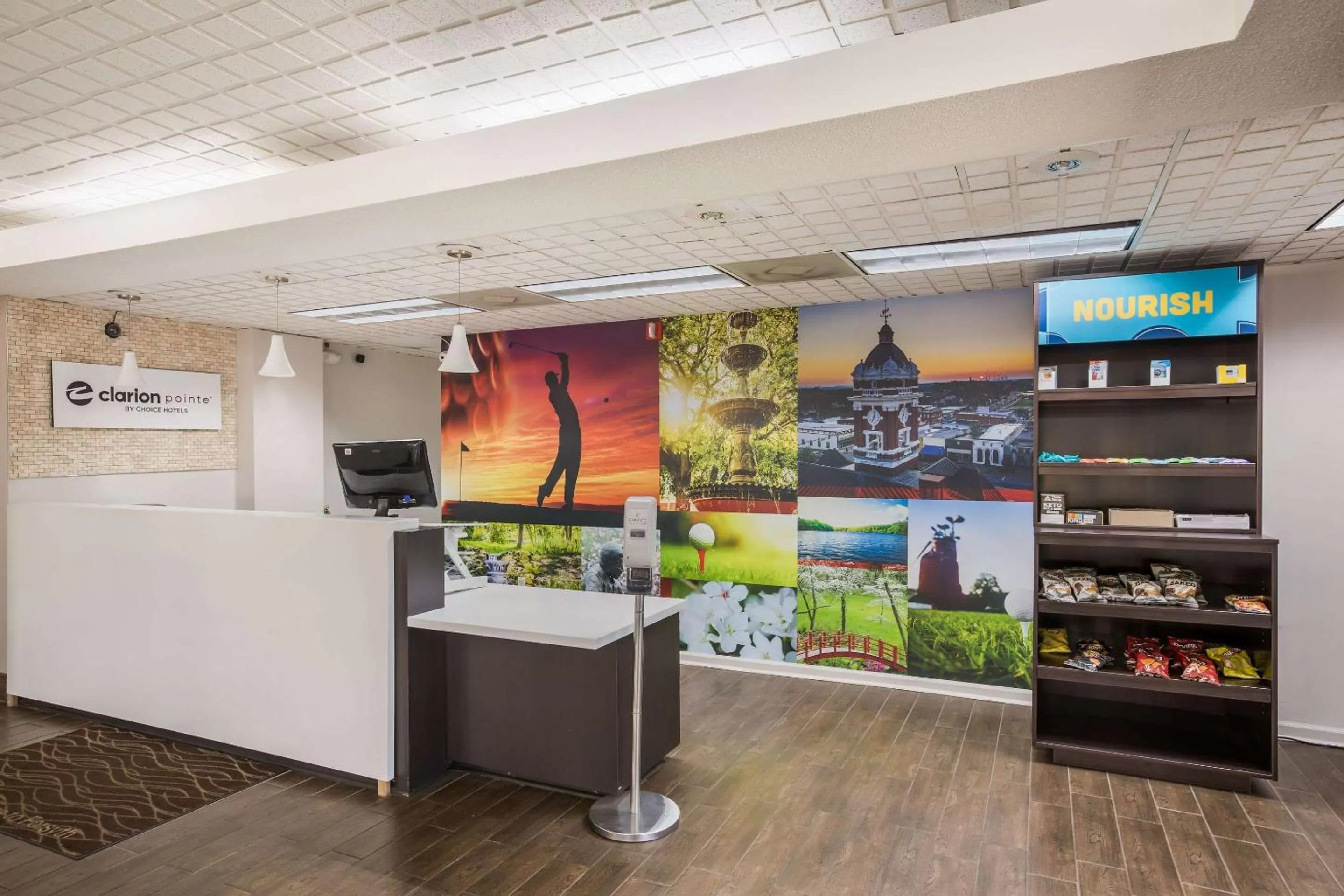 Lobby or reception in Clarion Pointe Forsyth I-75