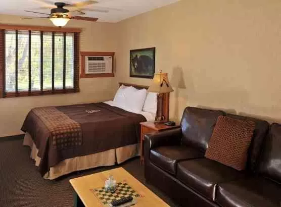 King Suite in Boarders Inn & Suites by Cobblestone Hotels in Waukon