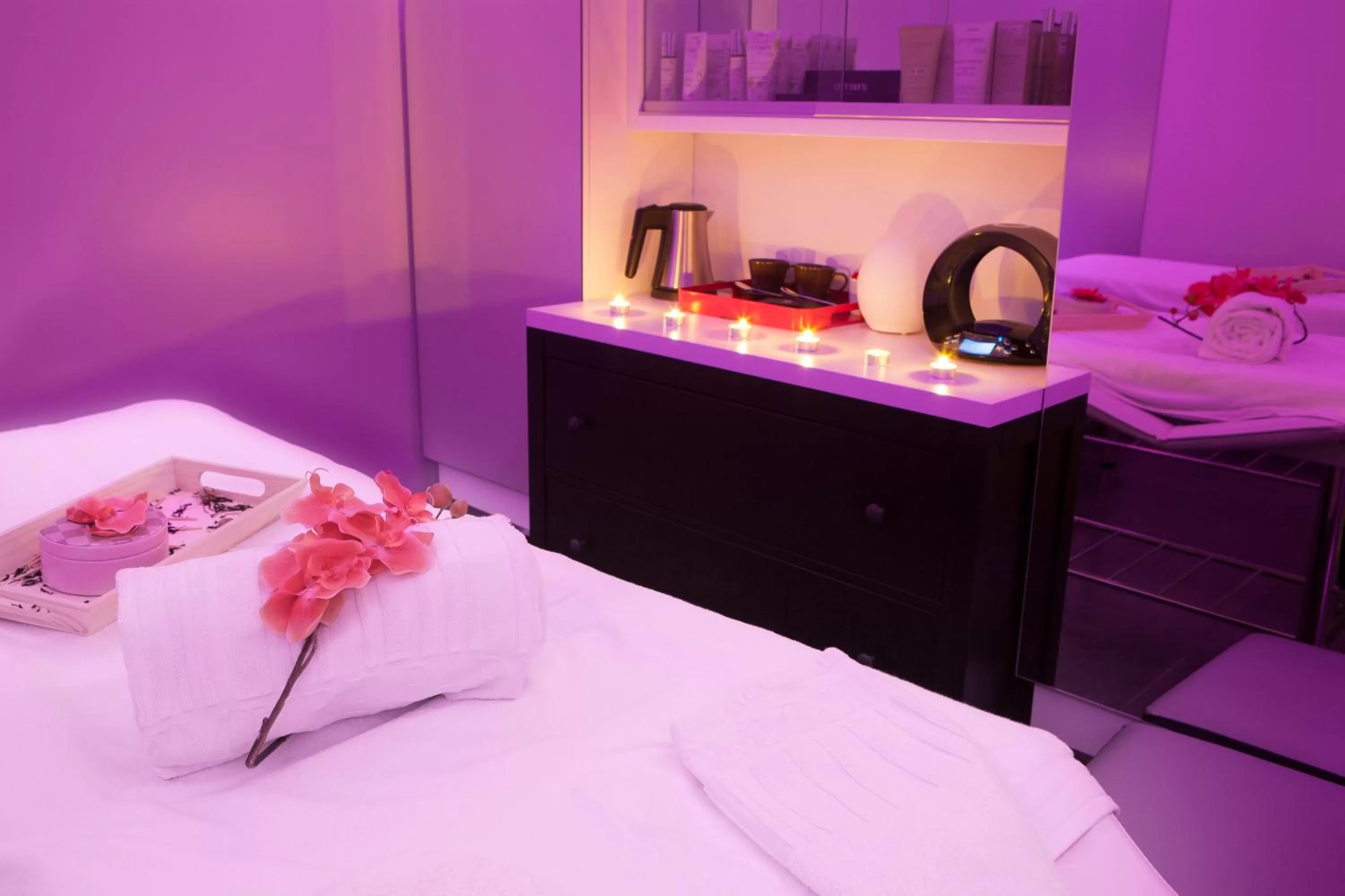 Massage, Bed in L'Empire Paris - Louvre