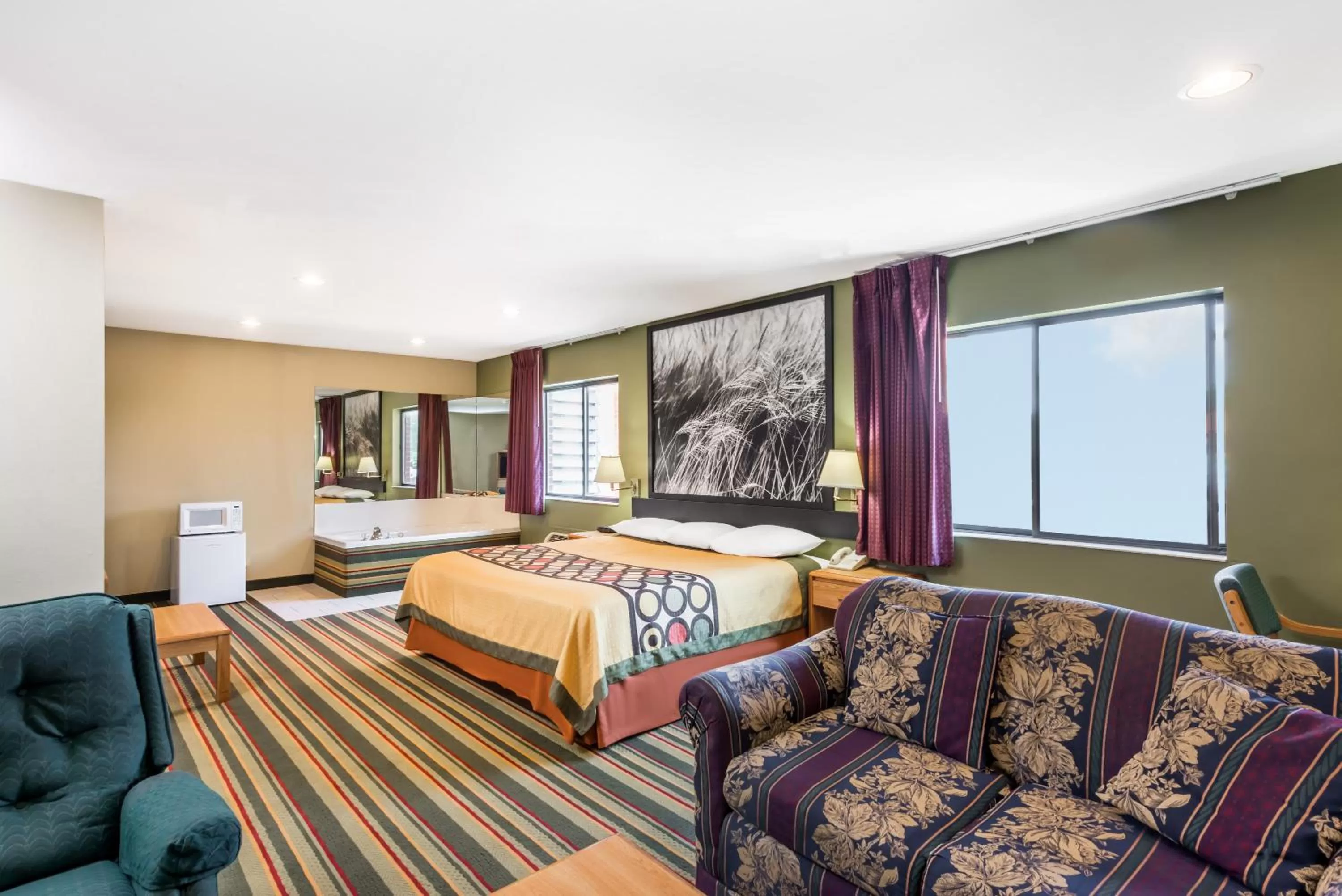 Photo of the whole room, Bed in Super 8 by Wyndham Chanute