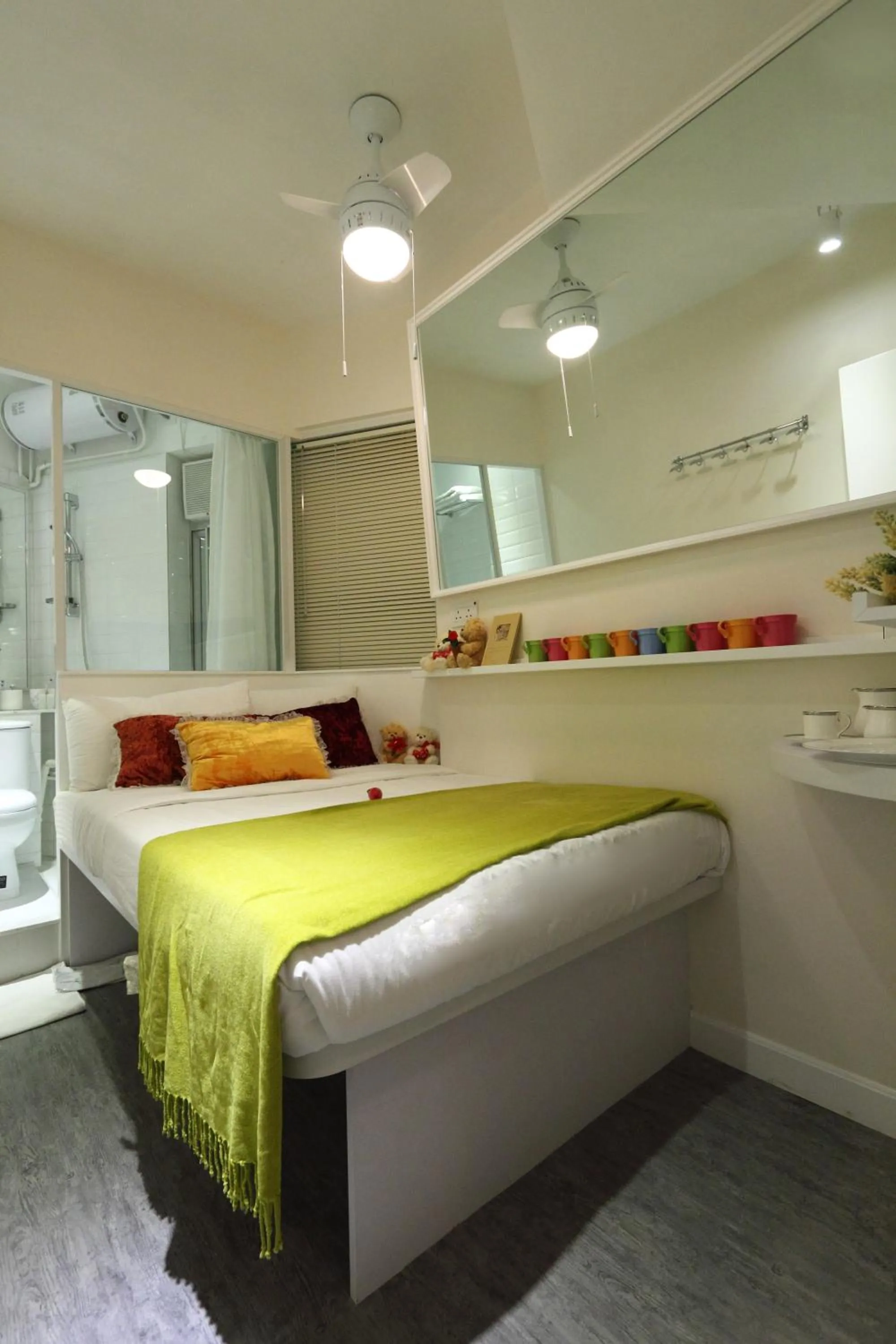Bedroom, Bed in Apple lnn Causeway Bay
