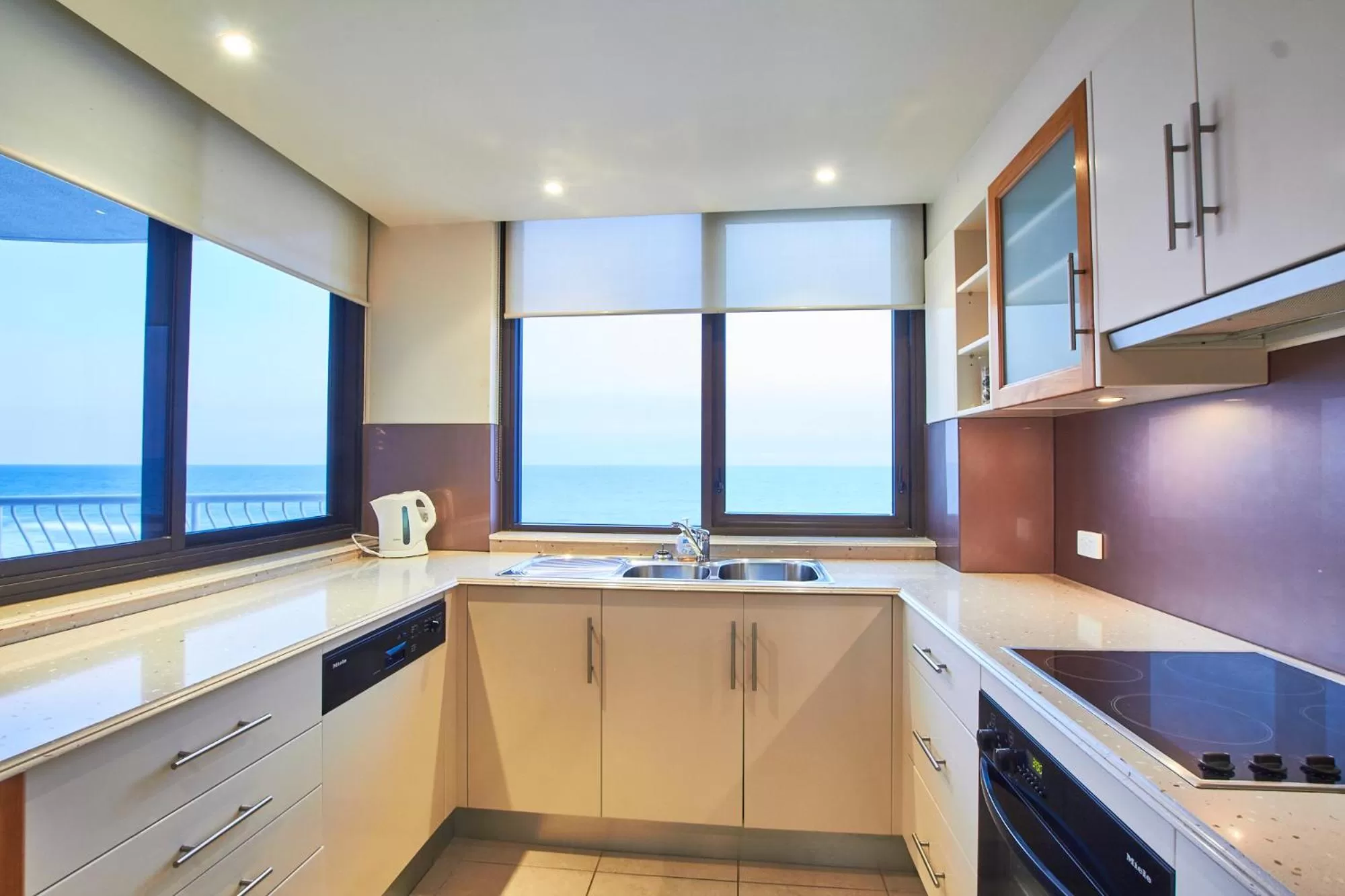 Kitchen or kitchenette in Albatross North Apartments