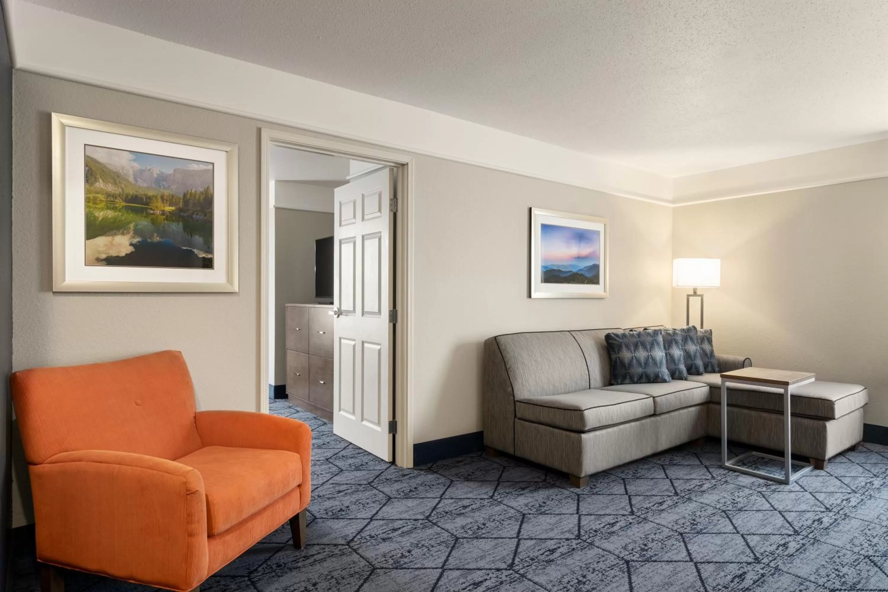 Living room in La Quinta Inn and Suites by Wyndham at WaTiki Waterpark