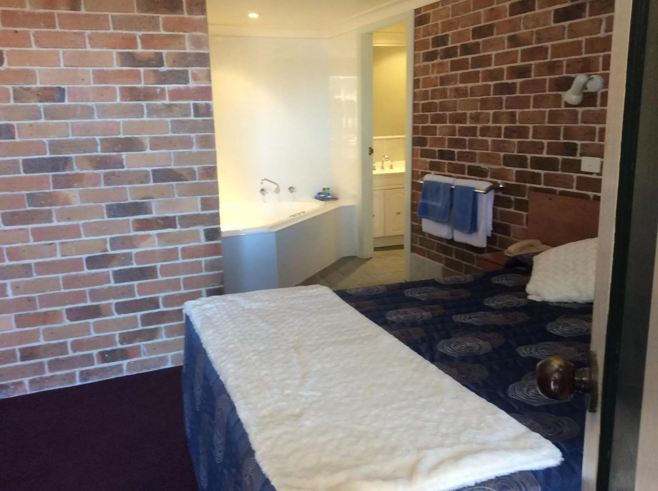 Bed in Cedar Lodge Motel