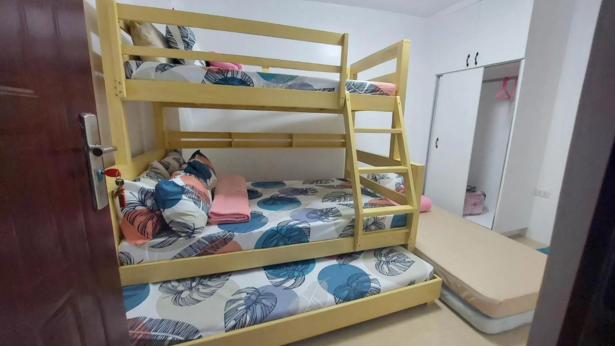 Photo of the whole room, Bed in Aussie Inn Baguio City Direct