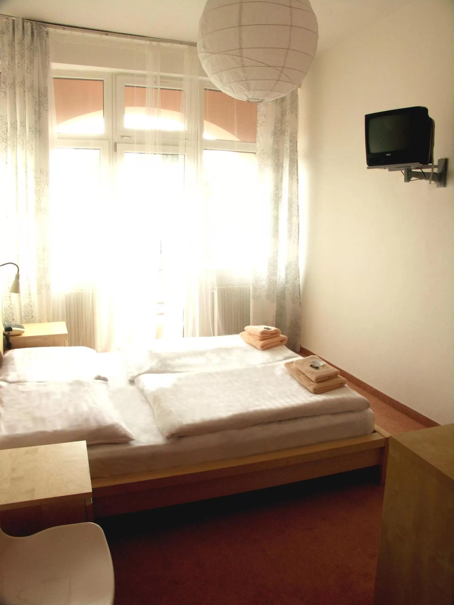 Bedroom, Bed in Hotel Saloon