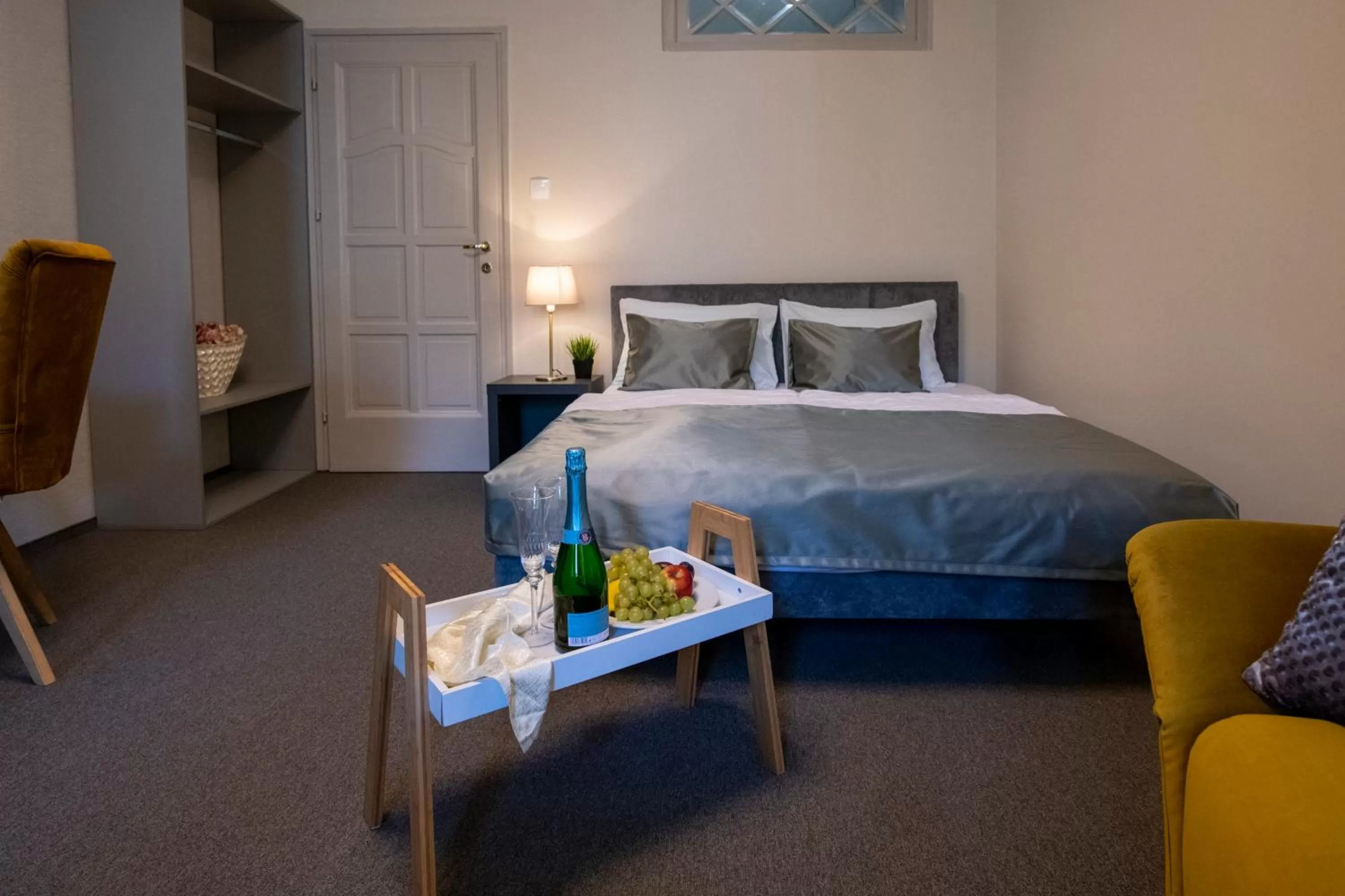 Photo of the whole room, Bed in Hotel Piano