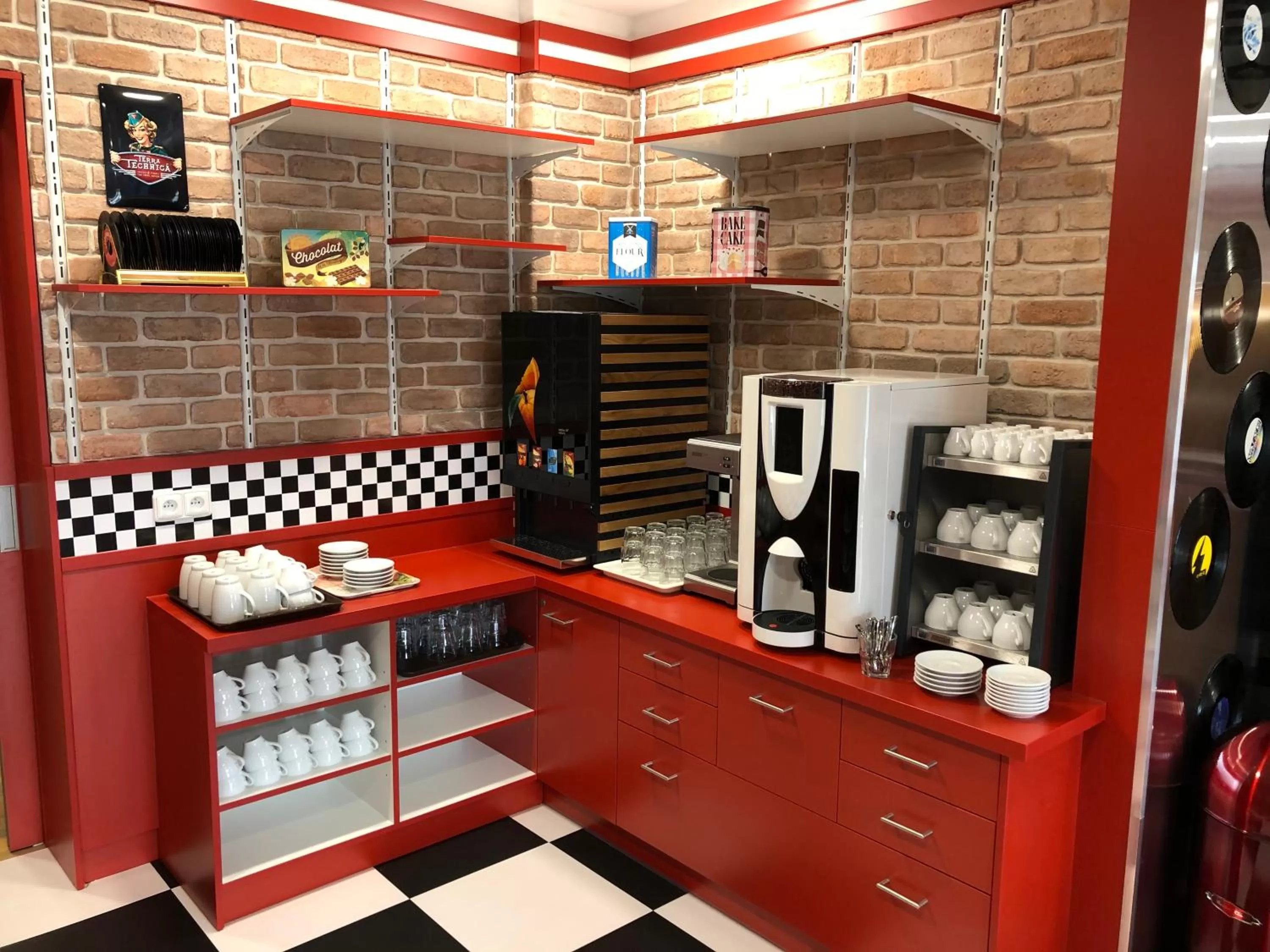 Kitchen/Kitchenette in Jukebox Hotel