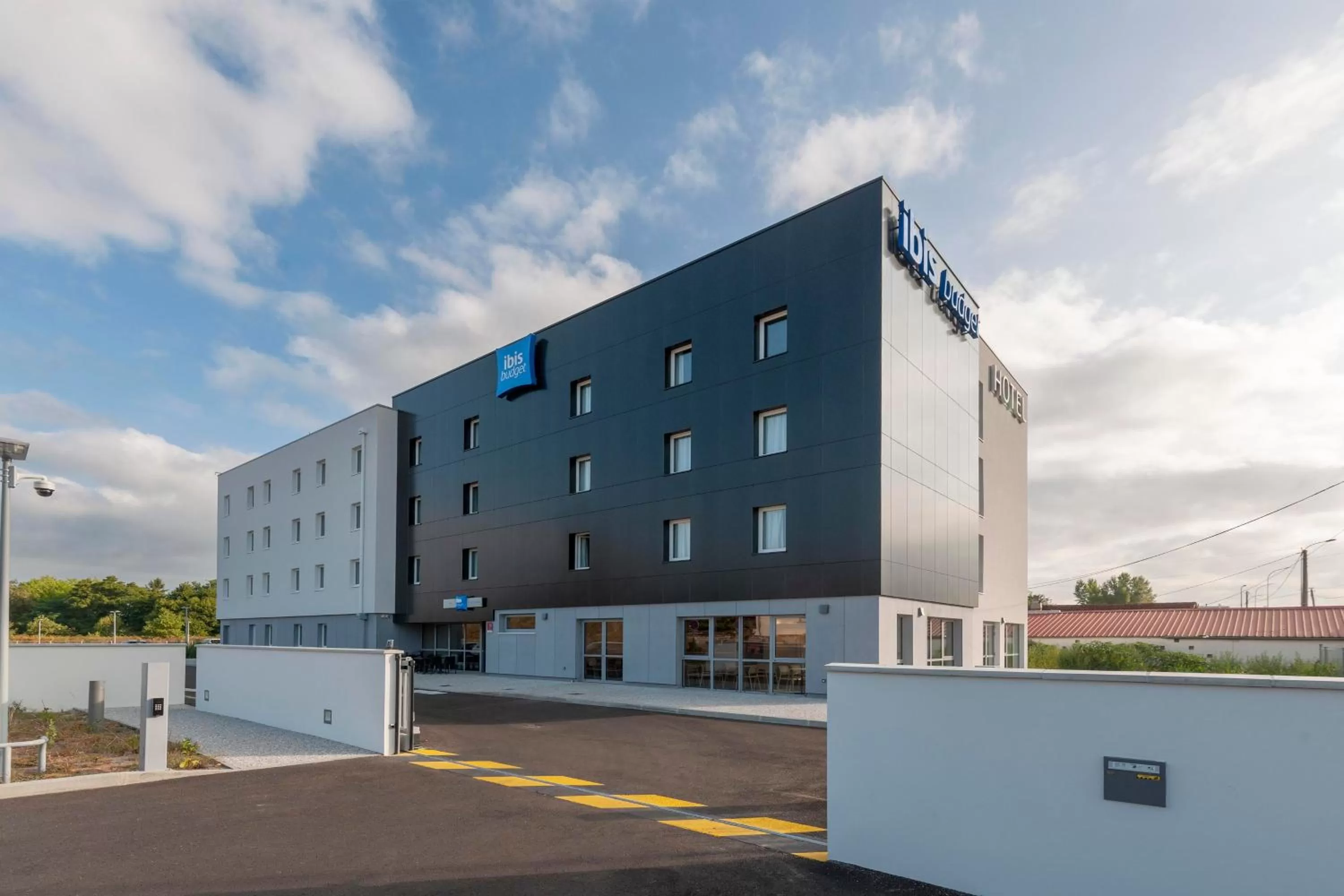 Property building in Hotel ibis Mont De Marsan